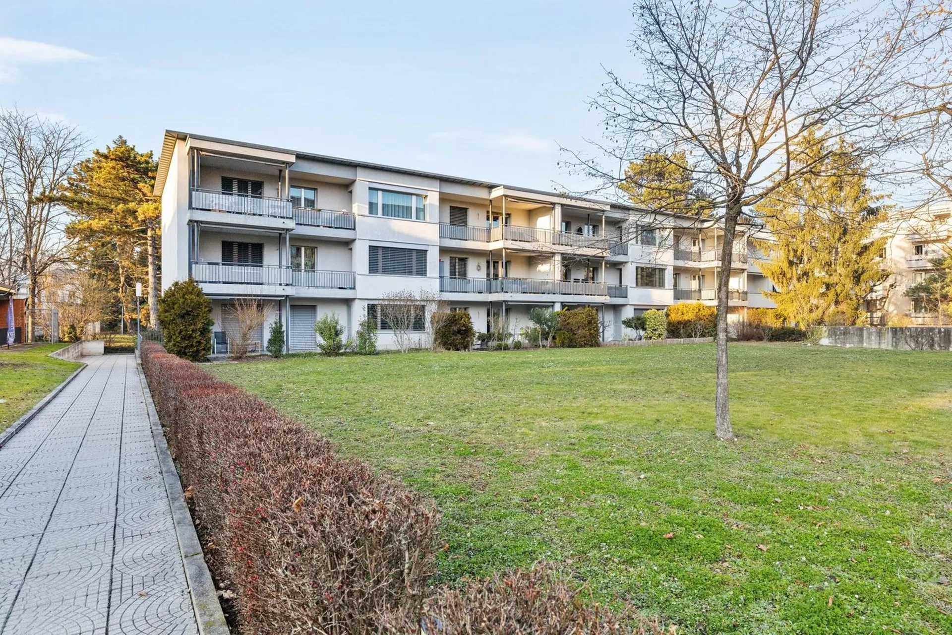 Topmoderne und helle Wohnung mit Gartensitzplatz