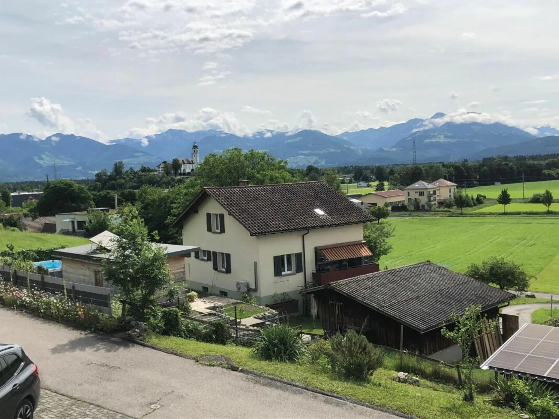 Einfamilienhaus an Hanglage / Bauland
