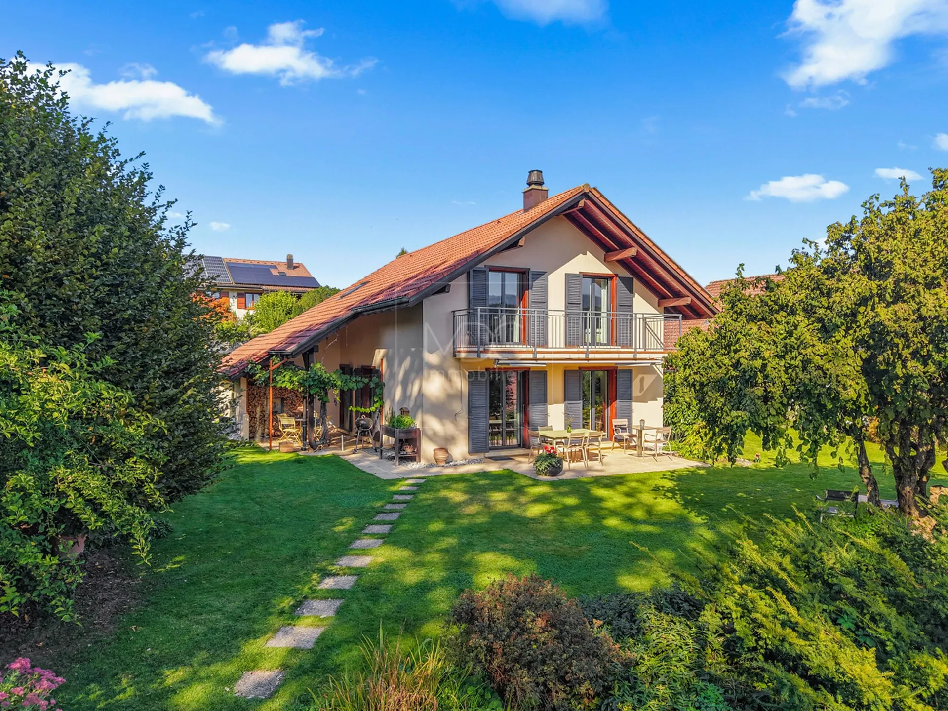 Jolie villa individuelle avec un magnifique jardin à Marly