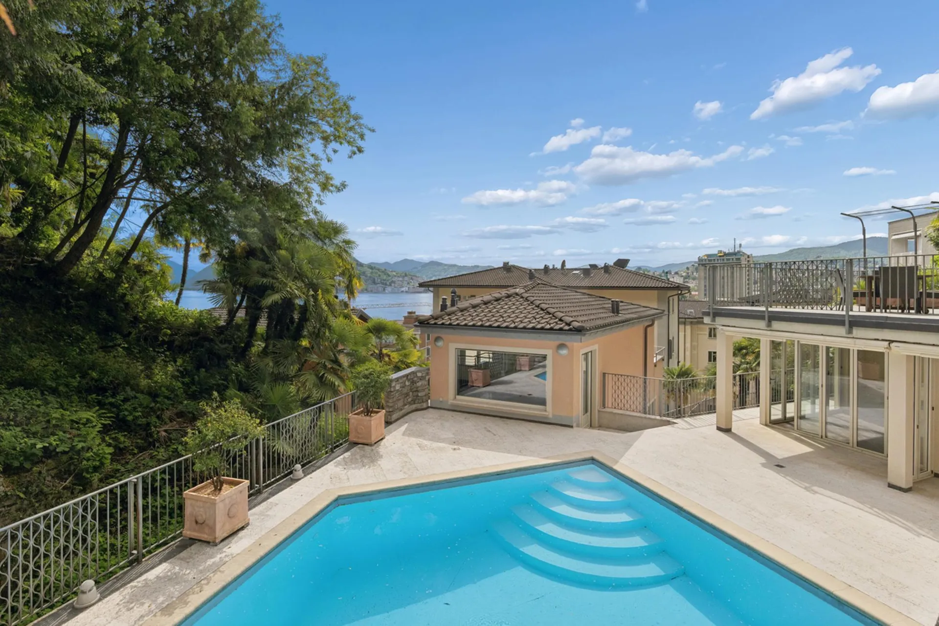 Residenza Diana: Elegante attico con giardino, piscina e vista lago
