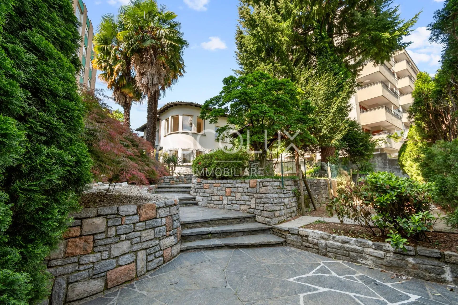 Freistehende 6-Zimmer-Villa mit Garten und Außenbereichen