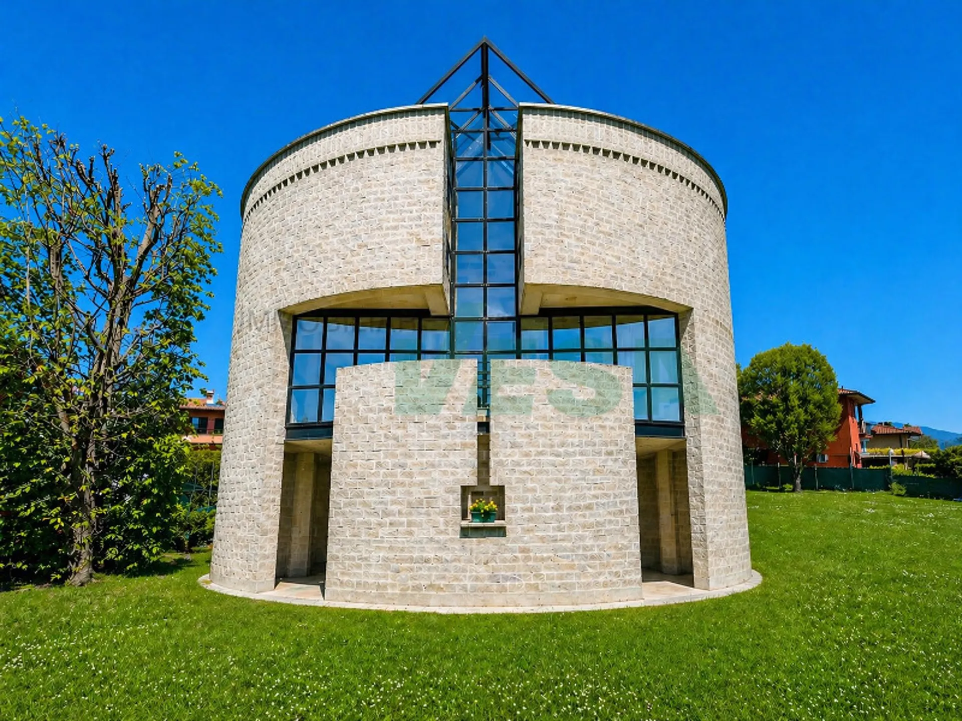 Iconica villa "Casa Rotonda" firmata Mario Botta con bel giardino