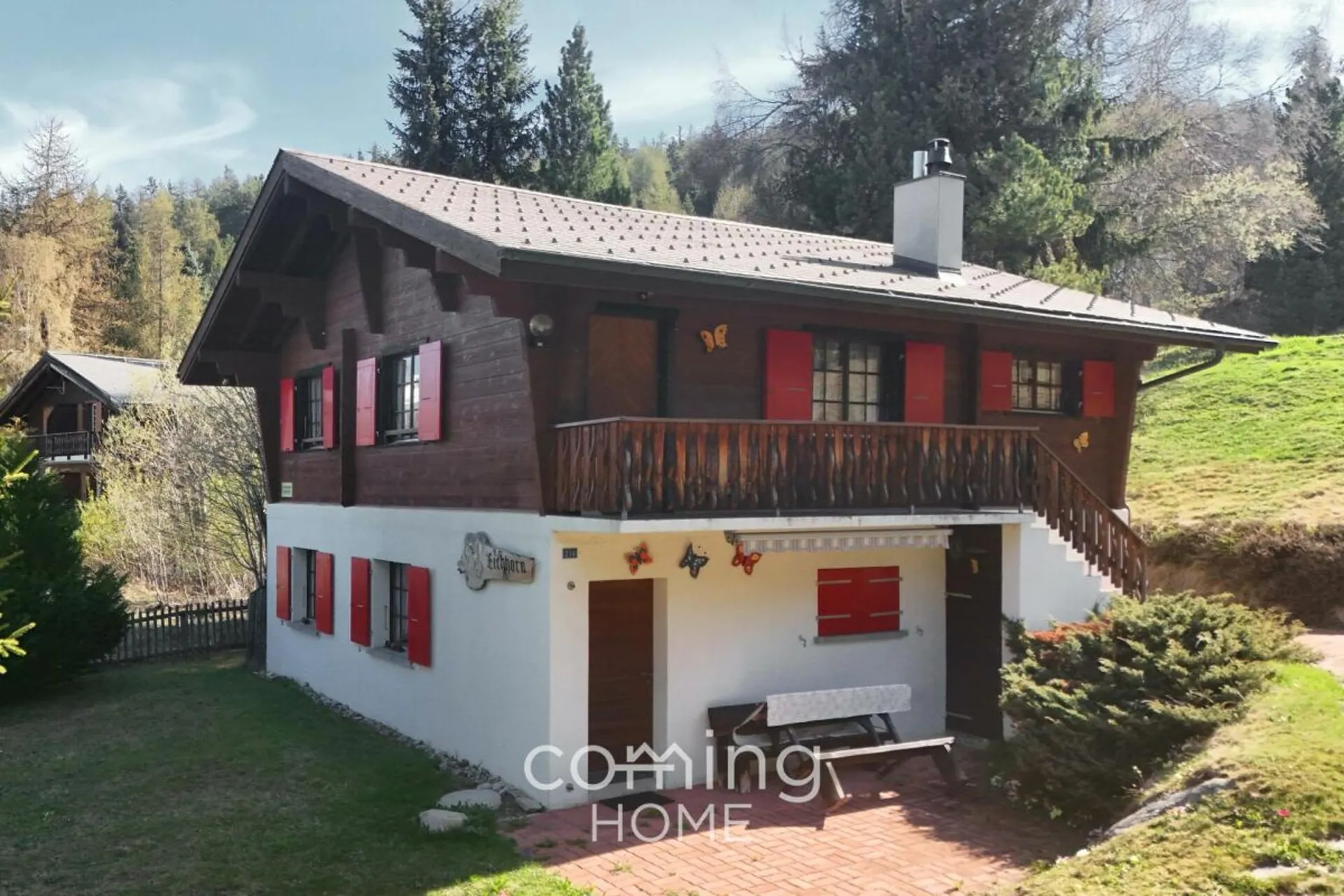 Gepflegtes Chalet in Bürchen - zwei separate Wohneinheiten, Garagenboxen und Baulandreserve mit Bergpanorama