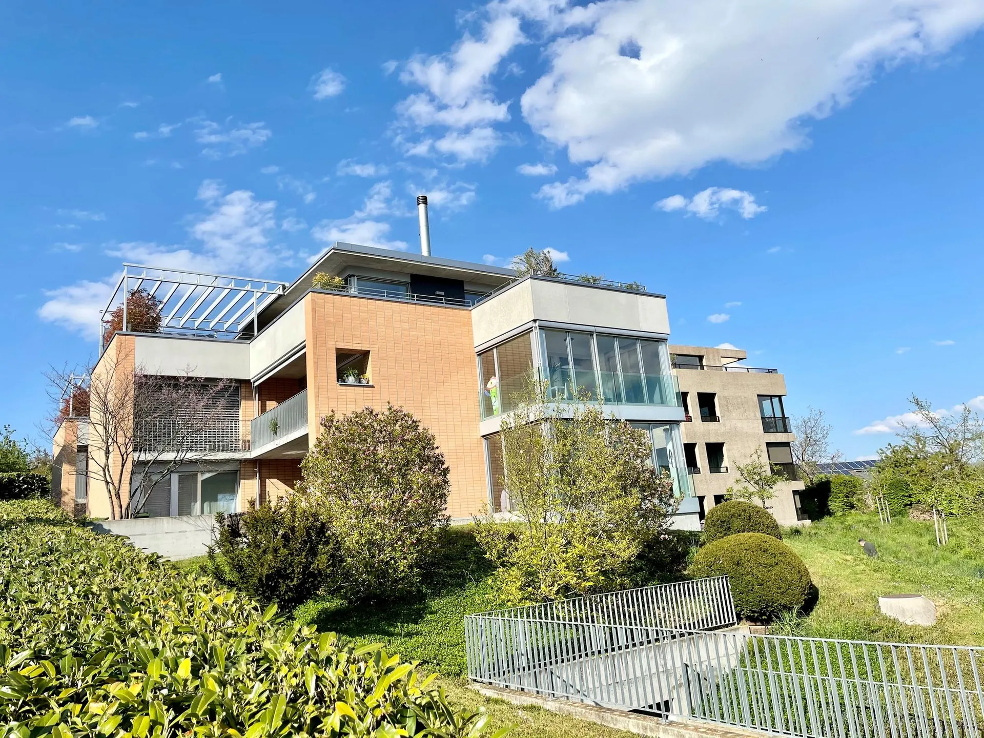 Sehr moderne und hochwertige Wohnung an zentraler und ruhiger Lage