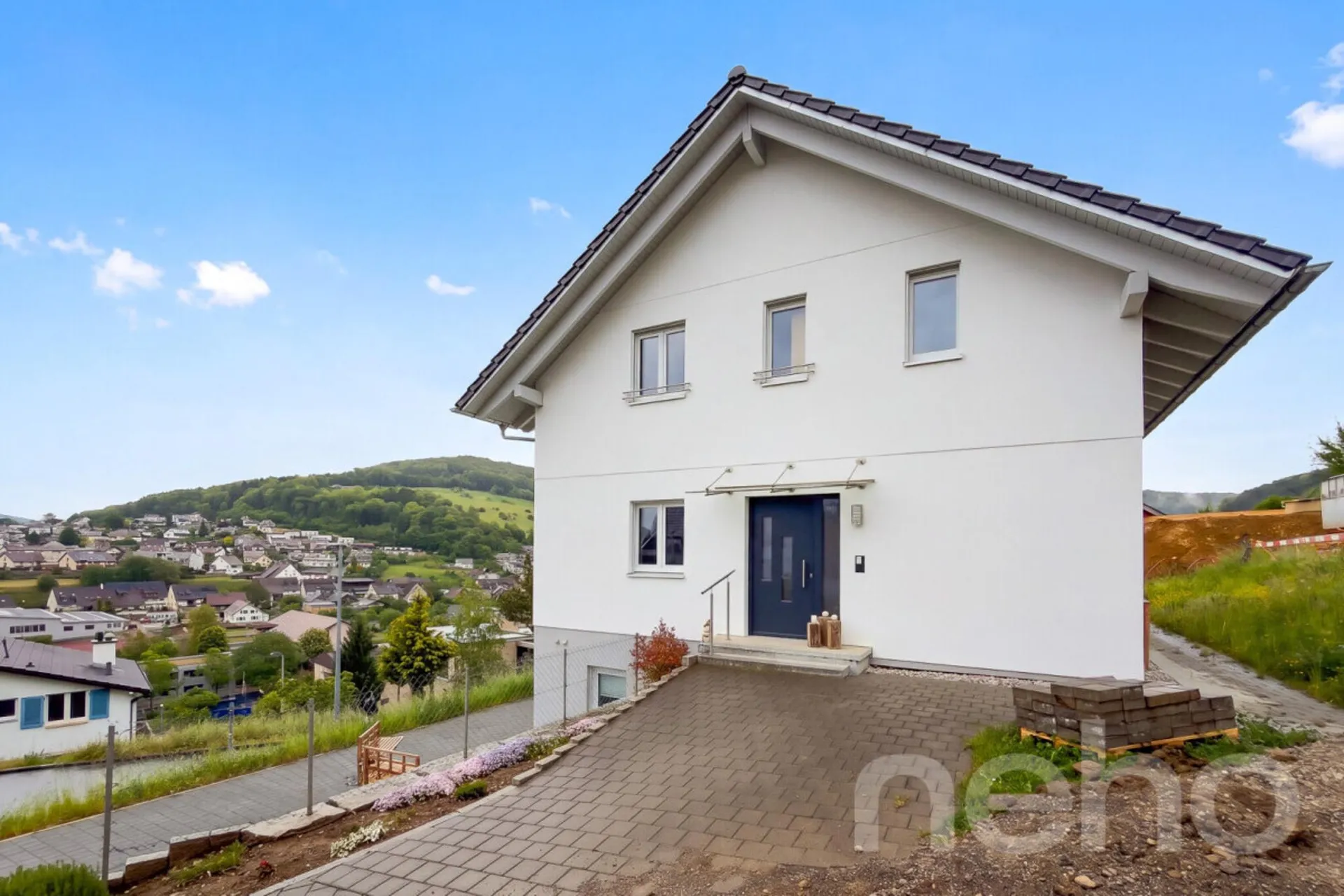Modernes Zweifamilienhaus mit Weitsicht und hohem Komfort