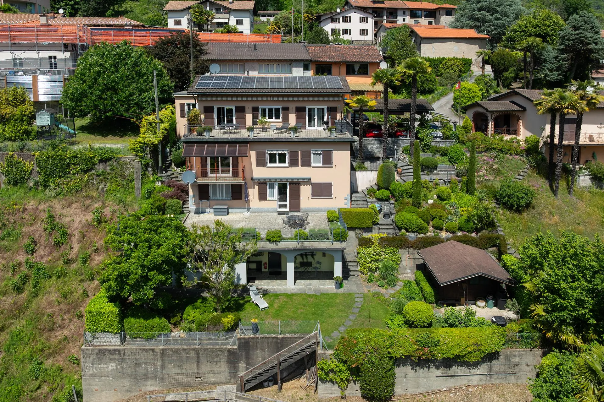 Proprietà versatile con due appartamenti, loggia e vista spettacolare