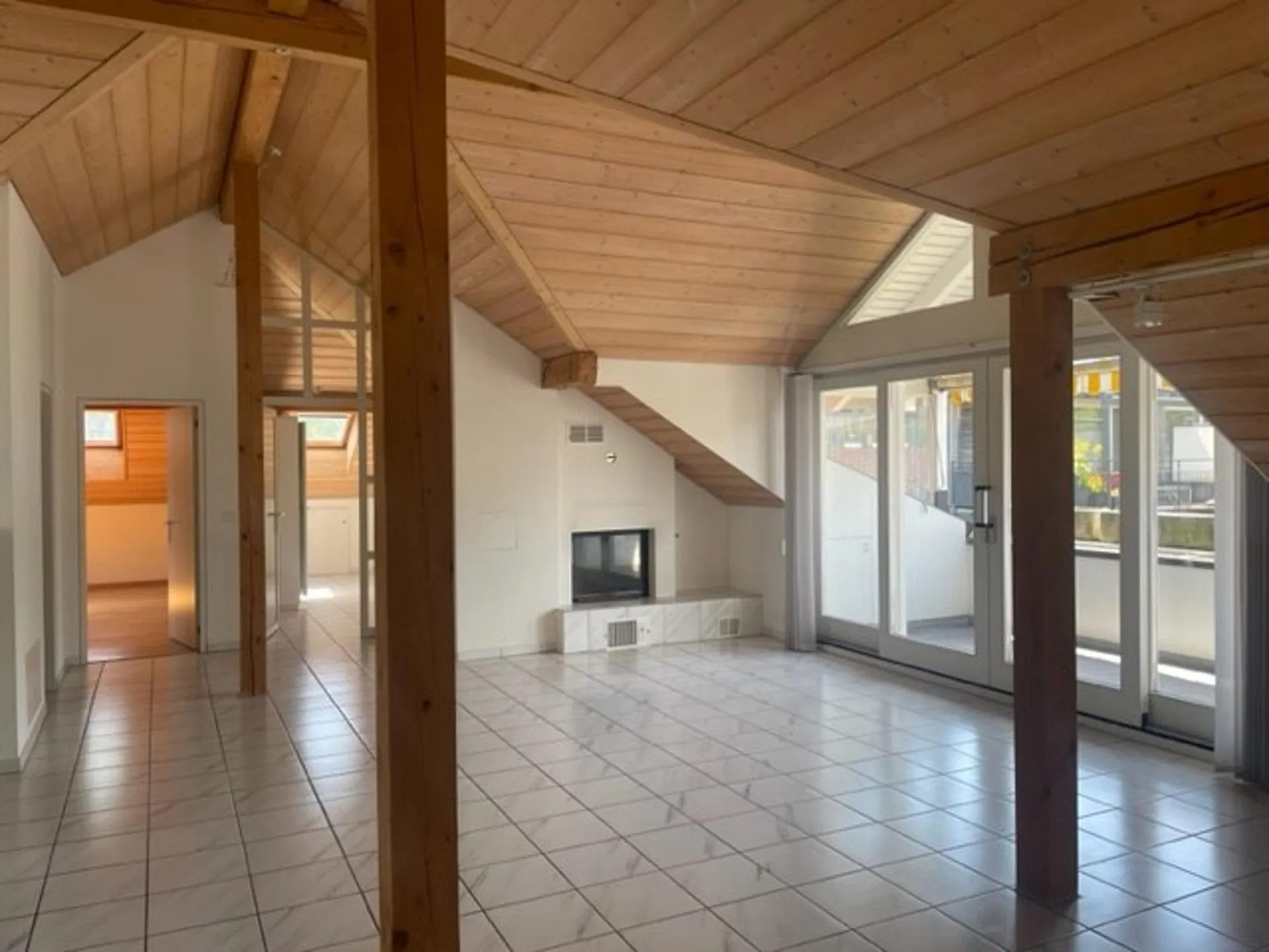 Ruhig sehr zentral gelegene 4  Zimmer-Dachwohnung mit viel Charme!