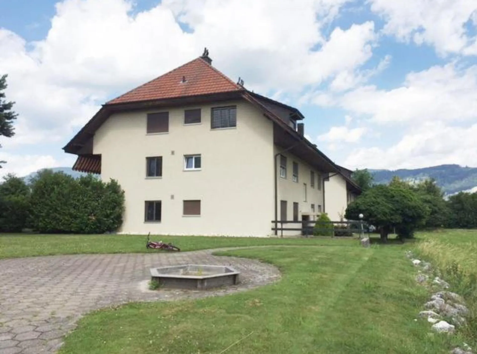 Schöne, grosszügige 4.5-Zimmerwohnung im 2. Obergeschoss eines gepflegten 6-Familienhauses