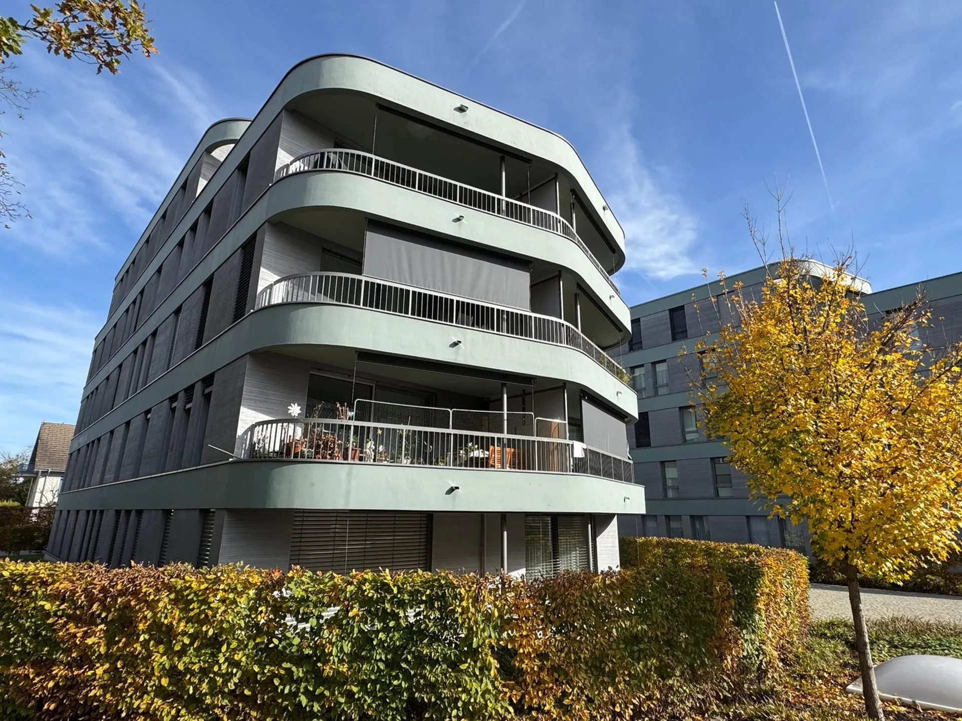 Moderne 3.5-Zimmer-Erdgeschosswohnung mit überdachter Terrasse in Reinach
