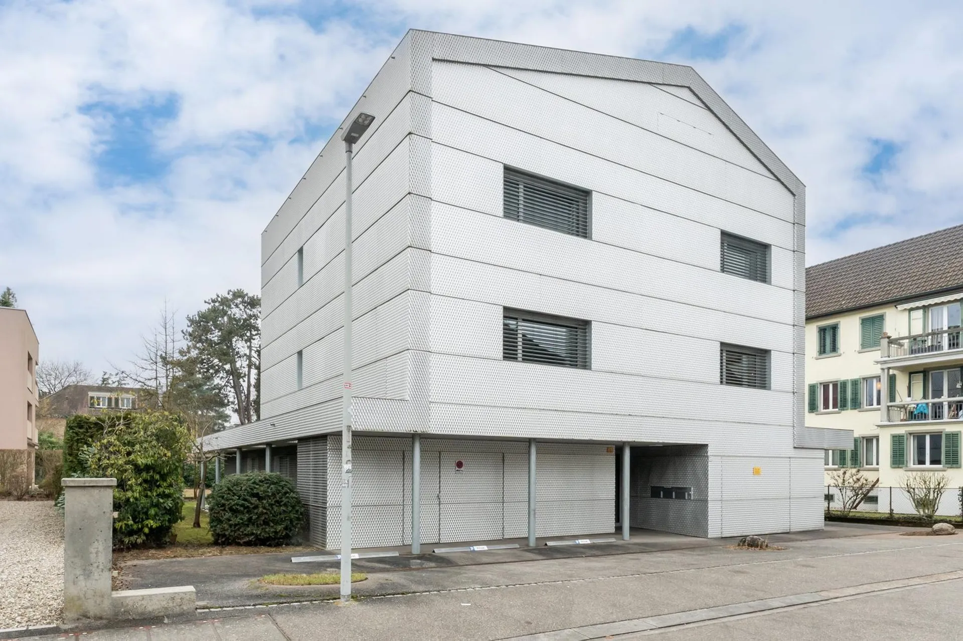 Helle moderne 3.5-Zimmer-Wohnung und Balkon mit Abendsonne in Aarau