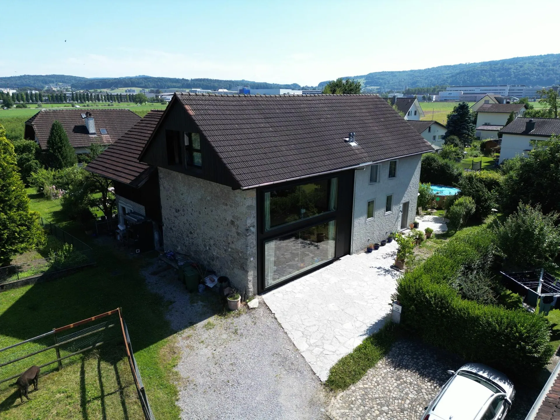 Zwei Häuser ein Zuhause  wo Stein auf Holz trifft