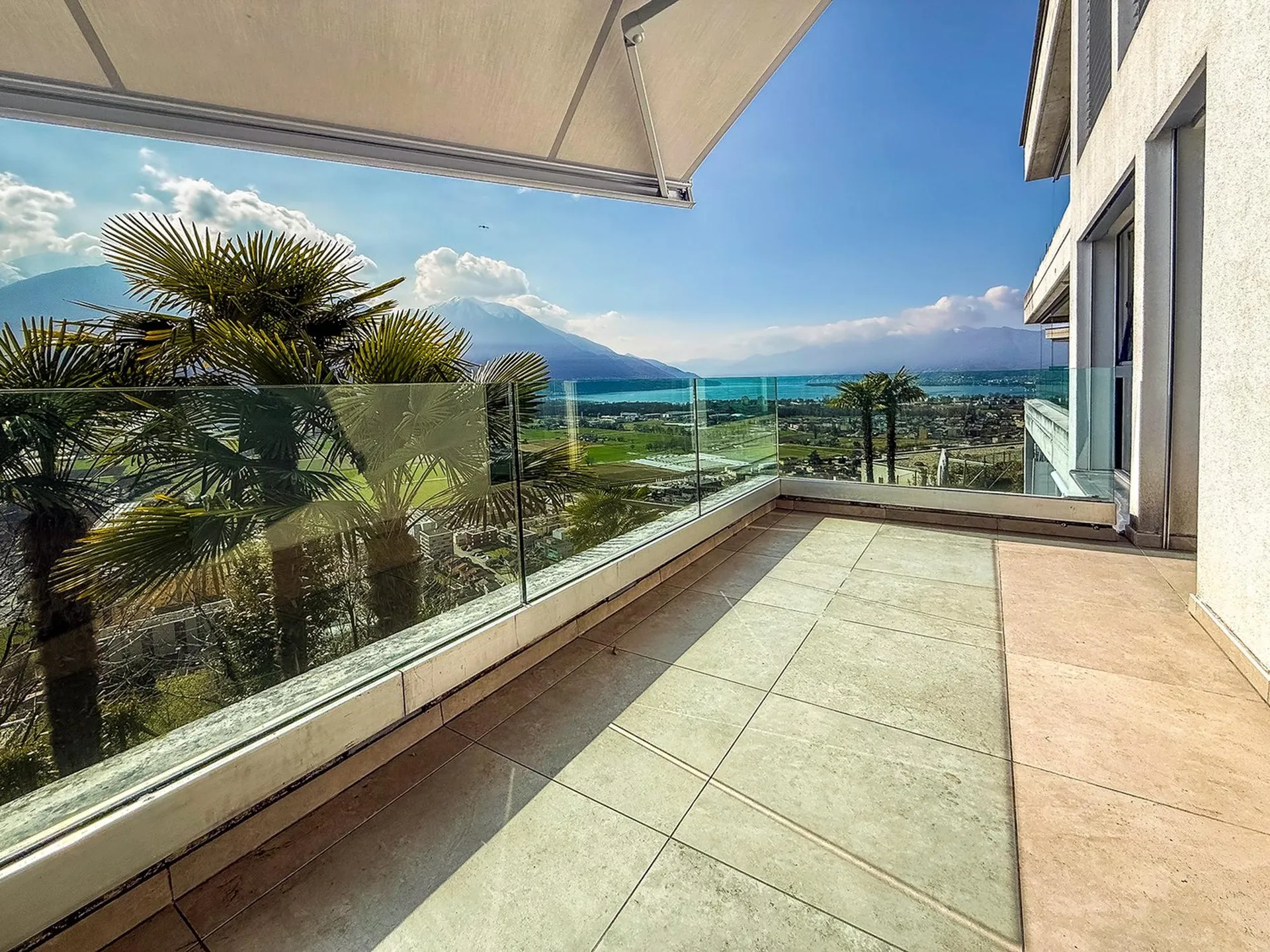 Zweitwohnsitz: Moderne 2,5-Zimmer-Wohnung mit wunderschöner Terrasse und Panoramablick.