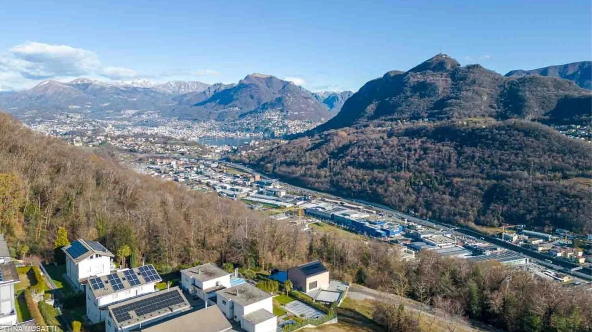 Agra: moderno 5 locali in bifamiliare con terrazza e vista.