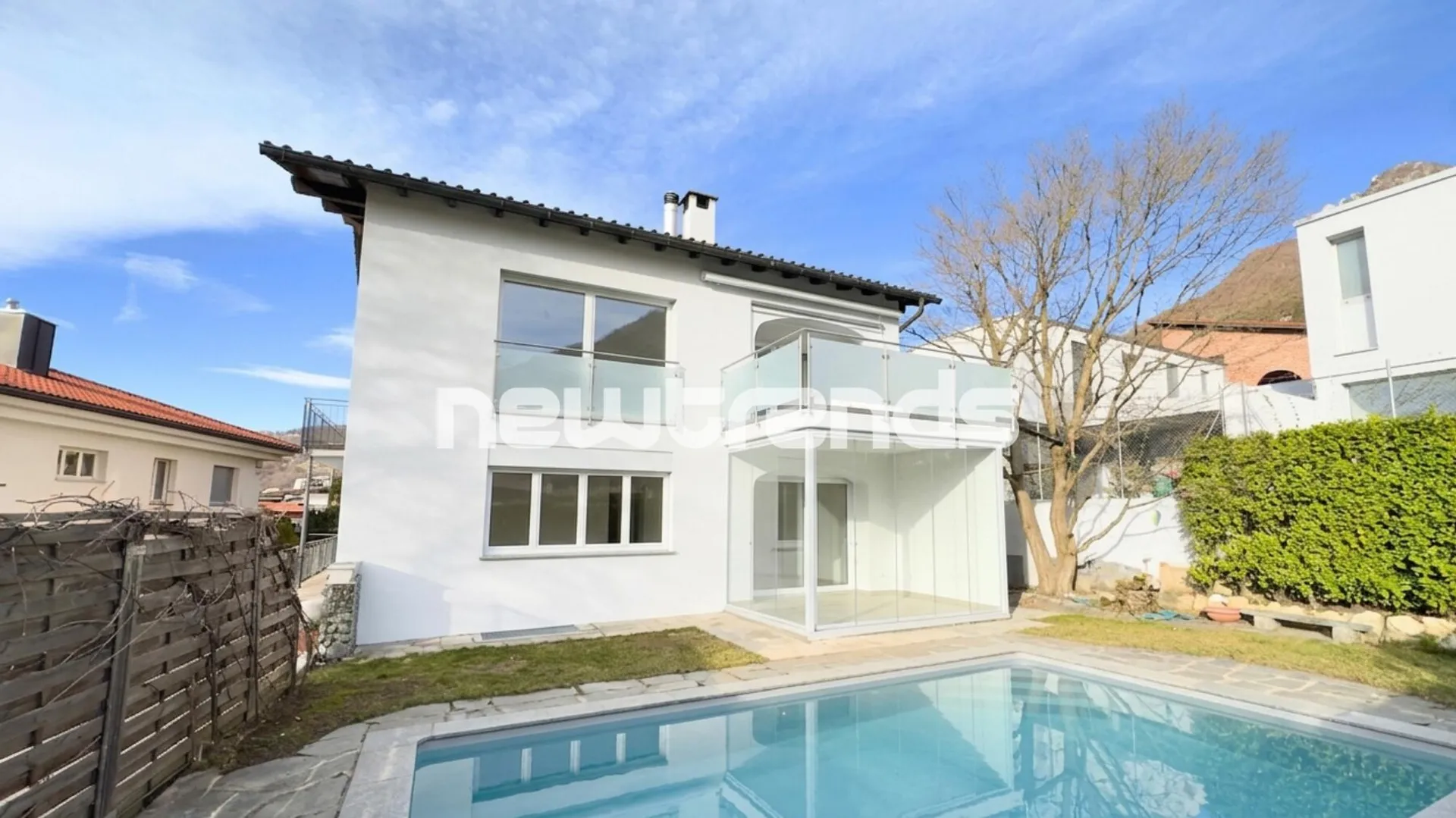 Cadro, villa bifamiliare con giardino privato e piscina esterna