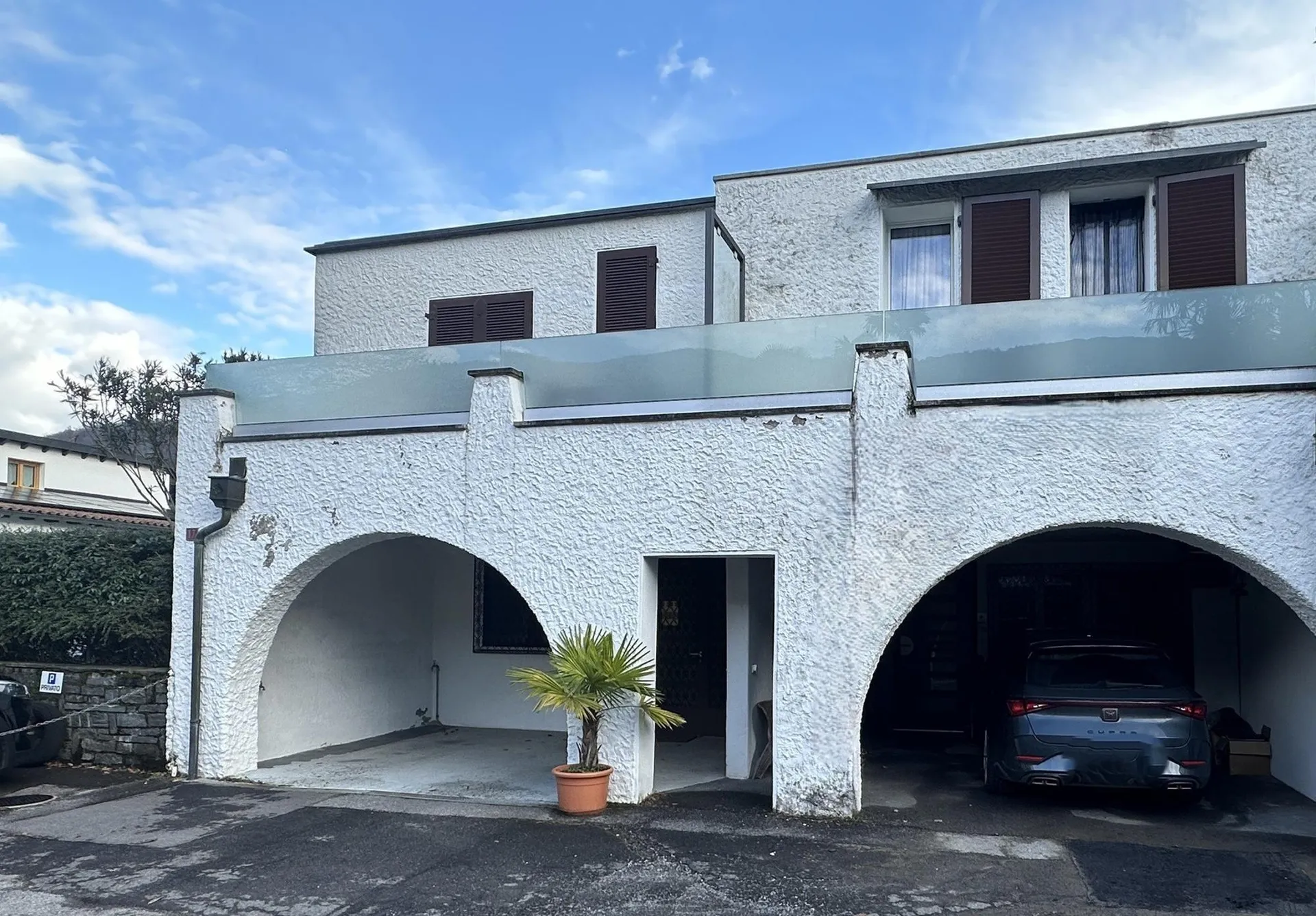 VENDESI LUMINOSA VILLA A SCHIERA