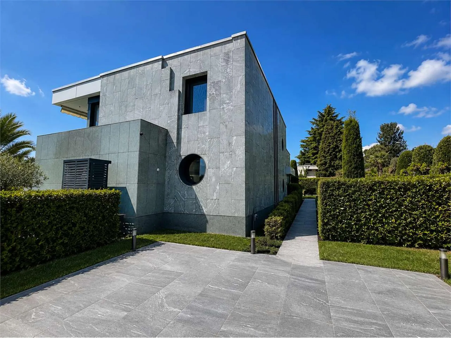 Elegante villa con piscina di fronte alla scuola americana.