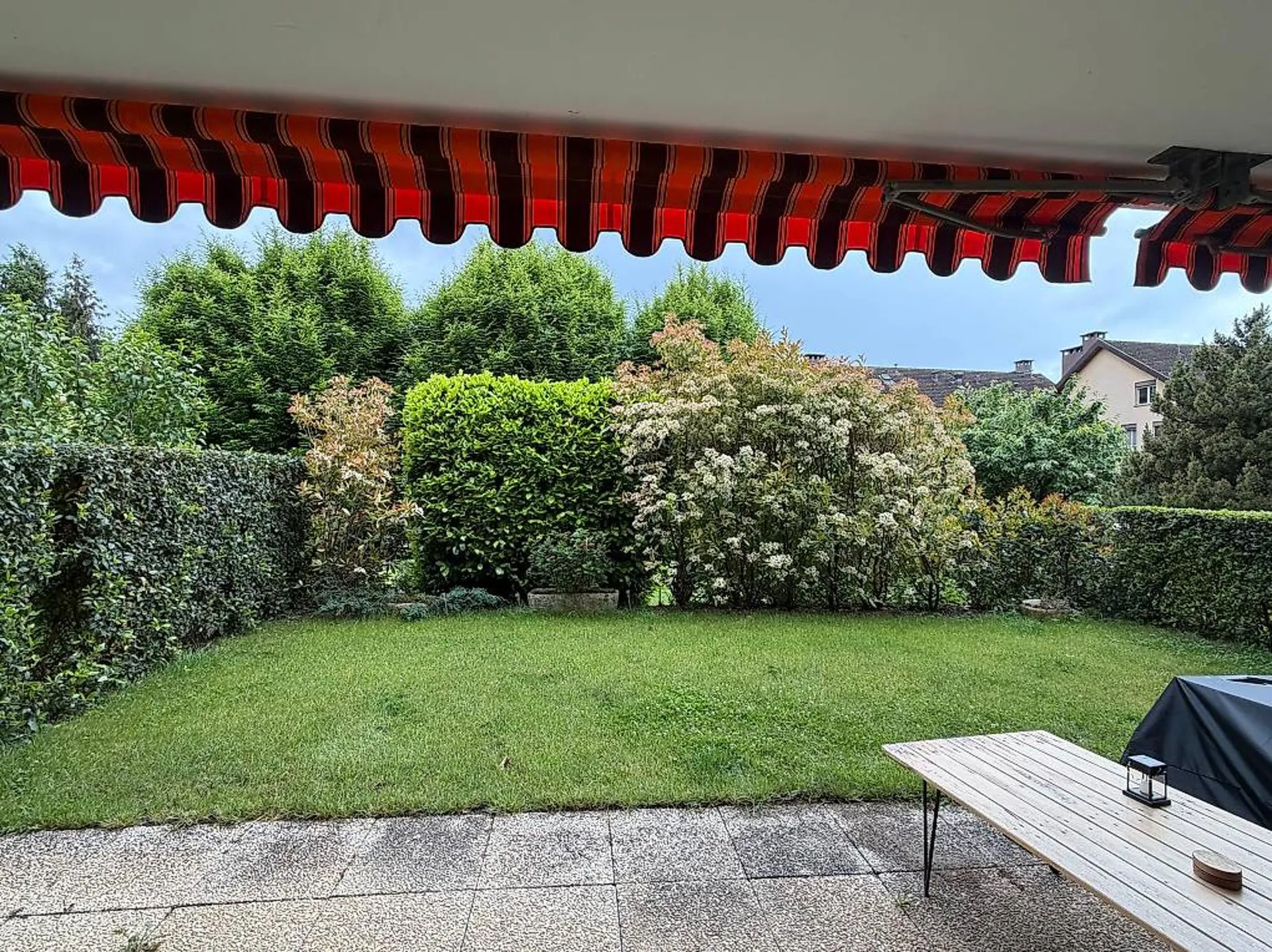 Bel appartement de 2.5 pièces avec terrasse et jardin privatif  à Pully