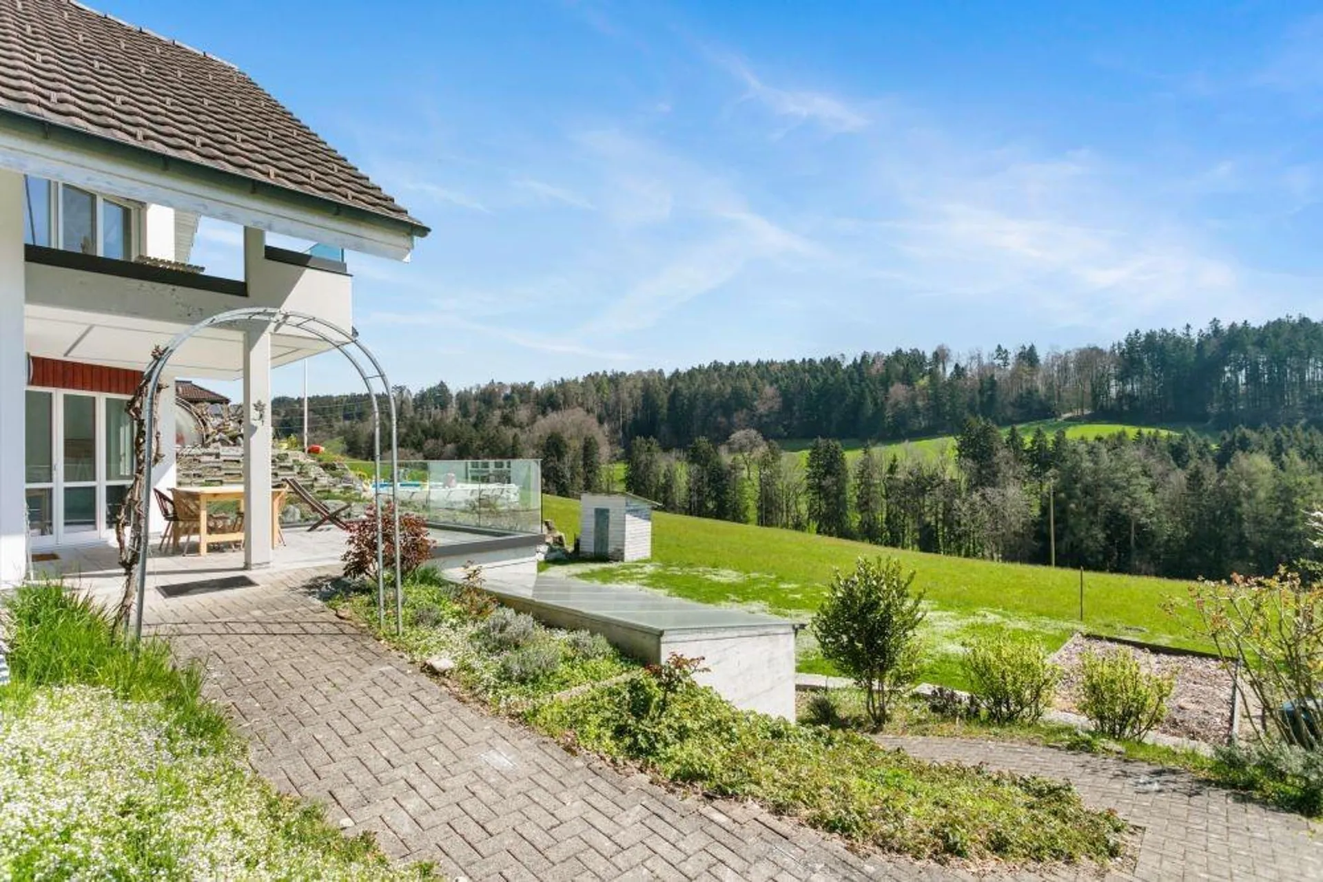 Das Familienglück, Ihr neues Zuhause im Grünen
