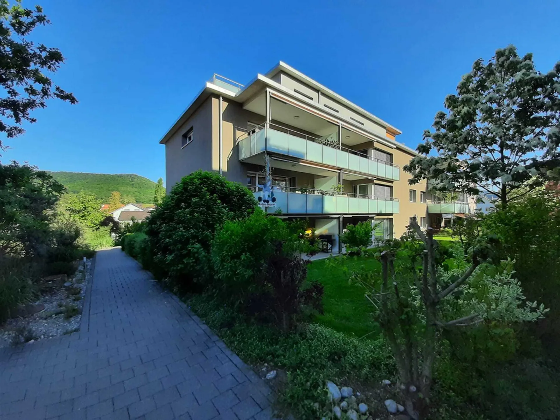 Moderne 2.5-Zimmerwohnung mit grosszügigem Gartensitzplatz