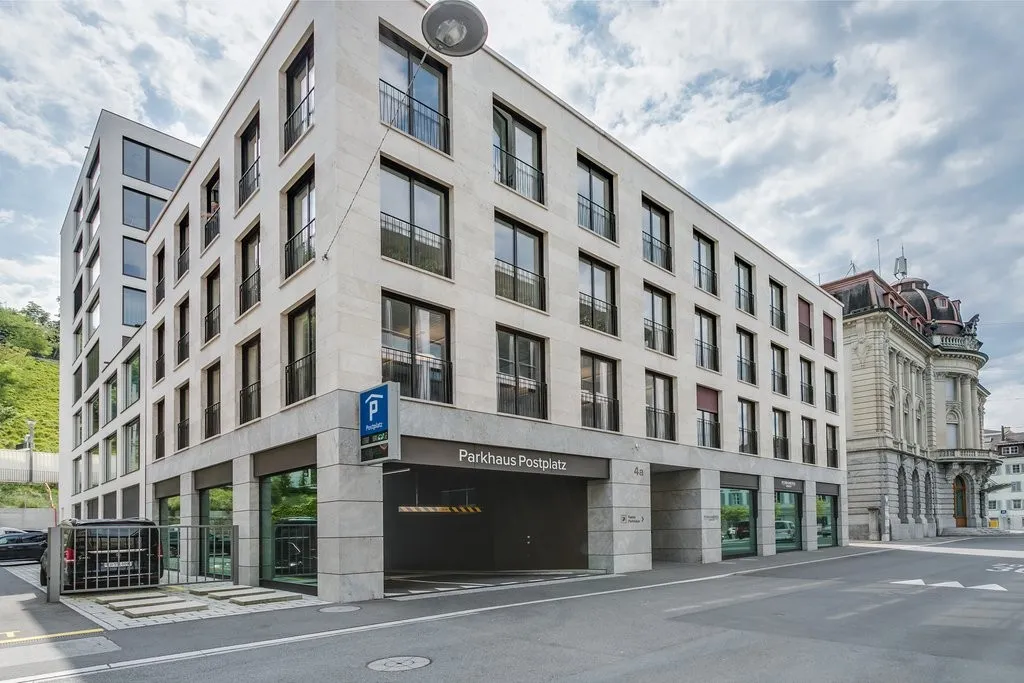 Urbanes Ambiente im Zentrum vom Zug