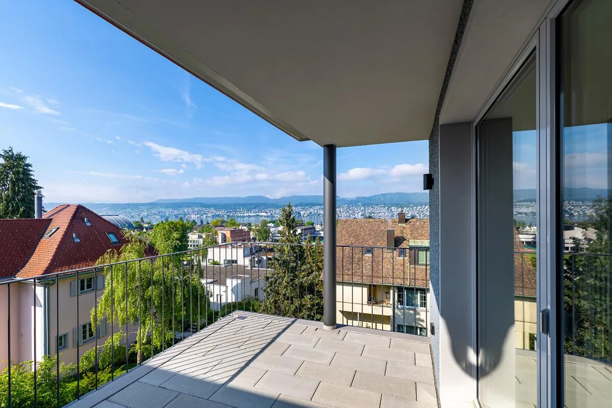 Küsnacht: totalsanierte, stilvolle Dachmaisonette mit Seesicht