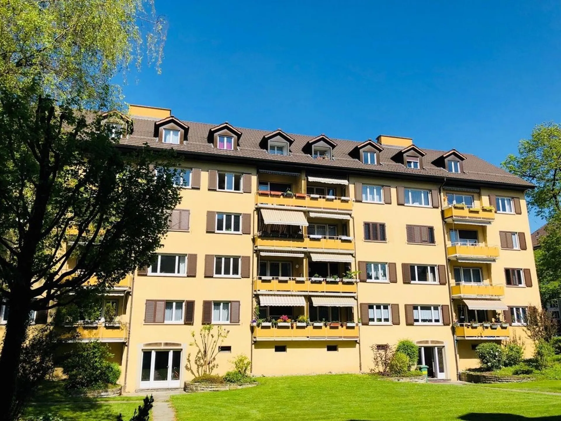 Dachwohnung mit Charme!