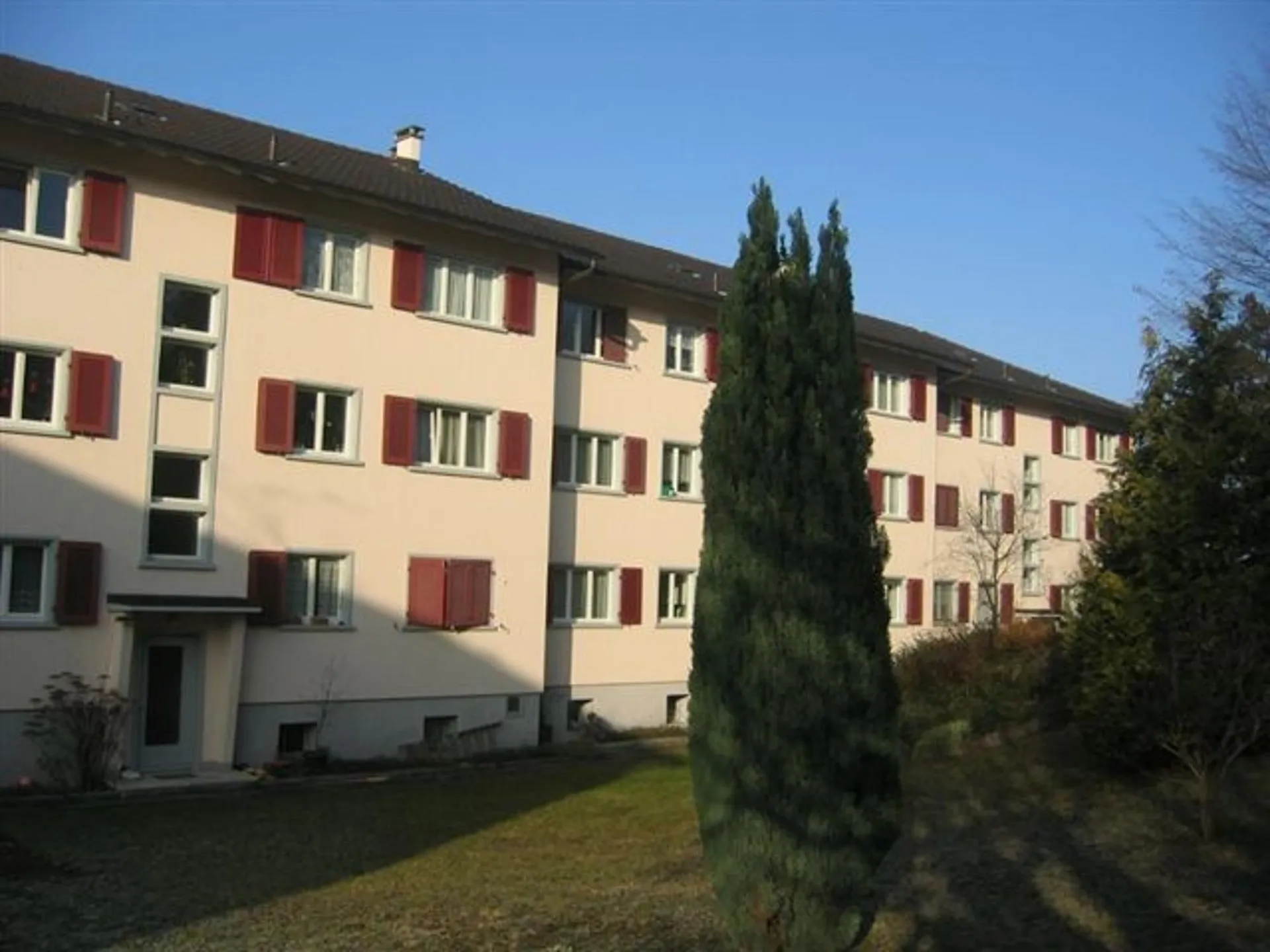 Teilrenovierte 2-Zimmerwohnung mit moderner Küche und Badezimmer