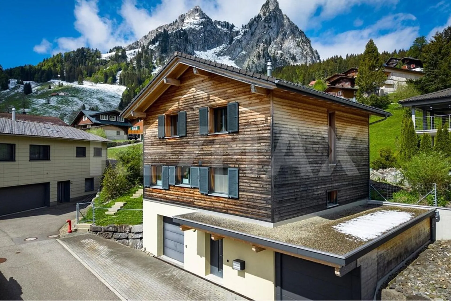 Freistehendes 6.5-Zimmer Einfamilienhaus mit Gartenparadies am Fusse der Mythen! Brunni-Alpthal