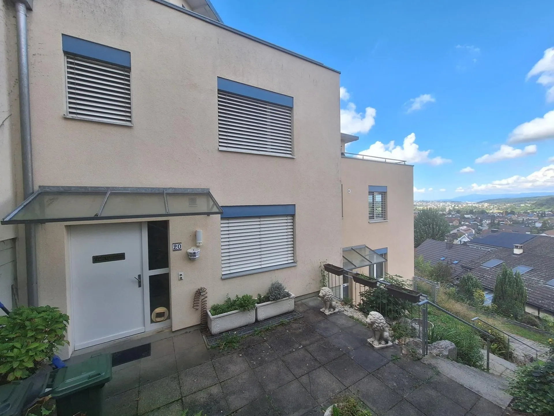Fünf Zimmer, grosse Terrasse und traumhafte Aussicht!