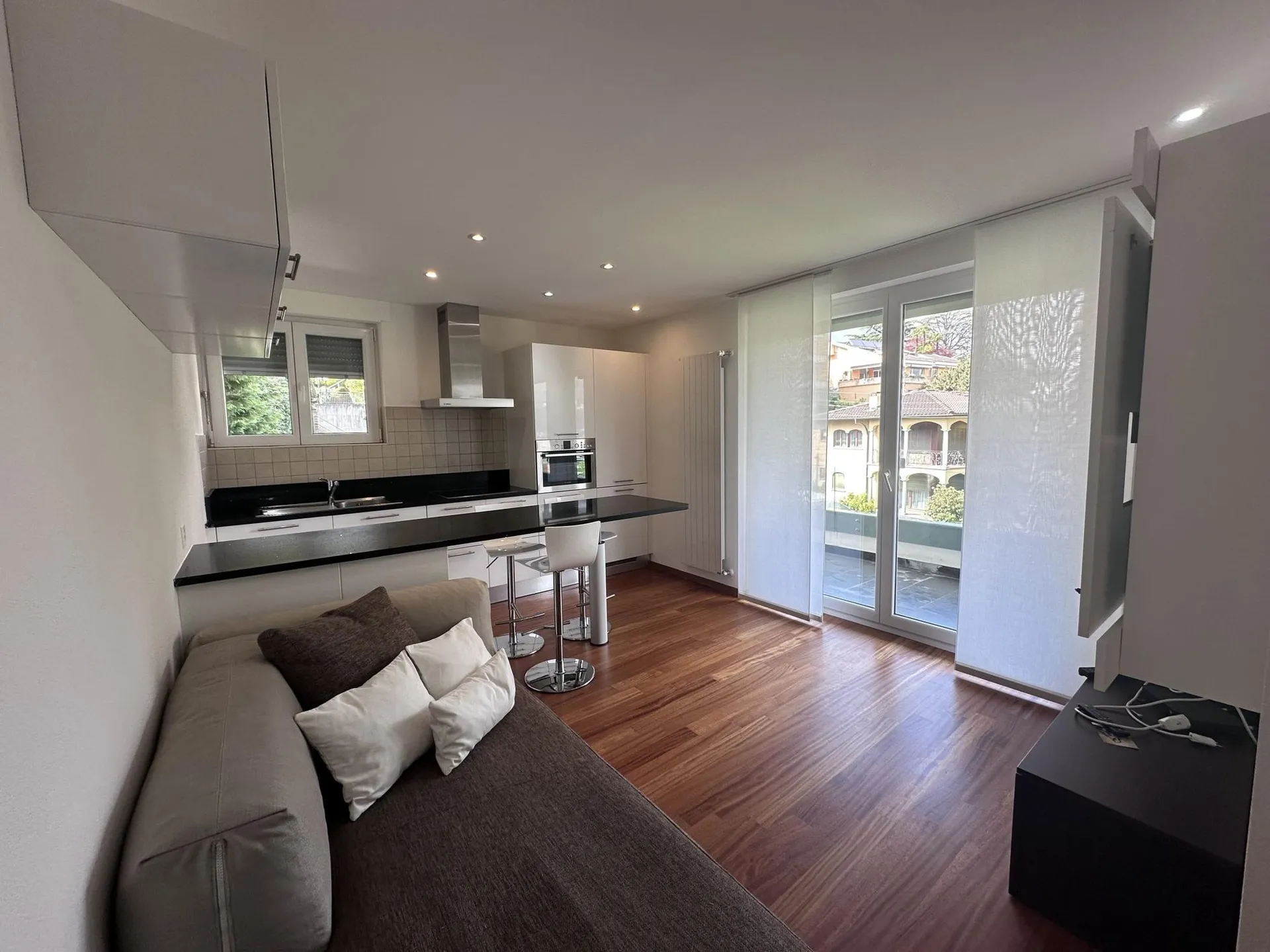 MODERNO APPARTAMENTO 2.5 CON GRANDE TERRAZZA E POSTEGGIO