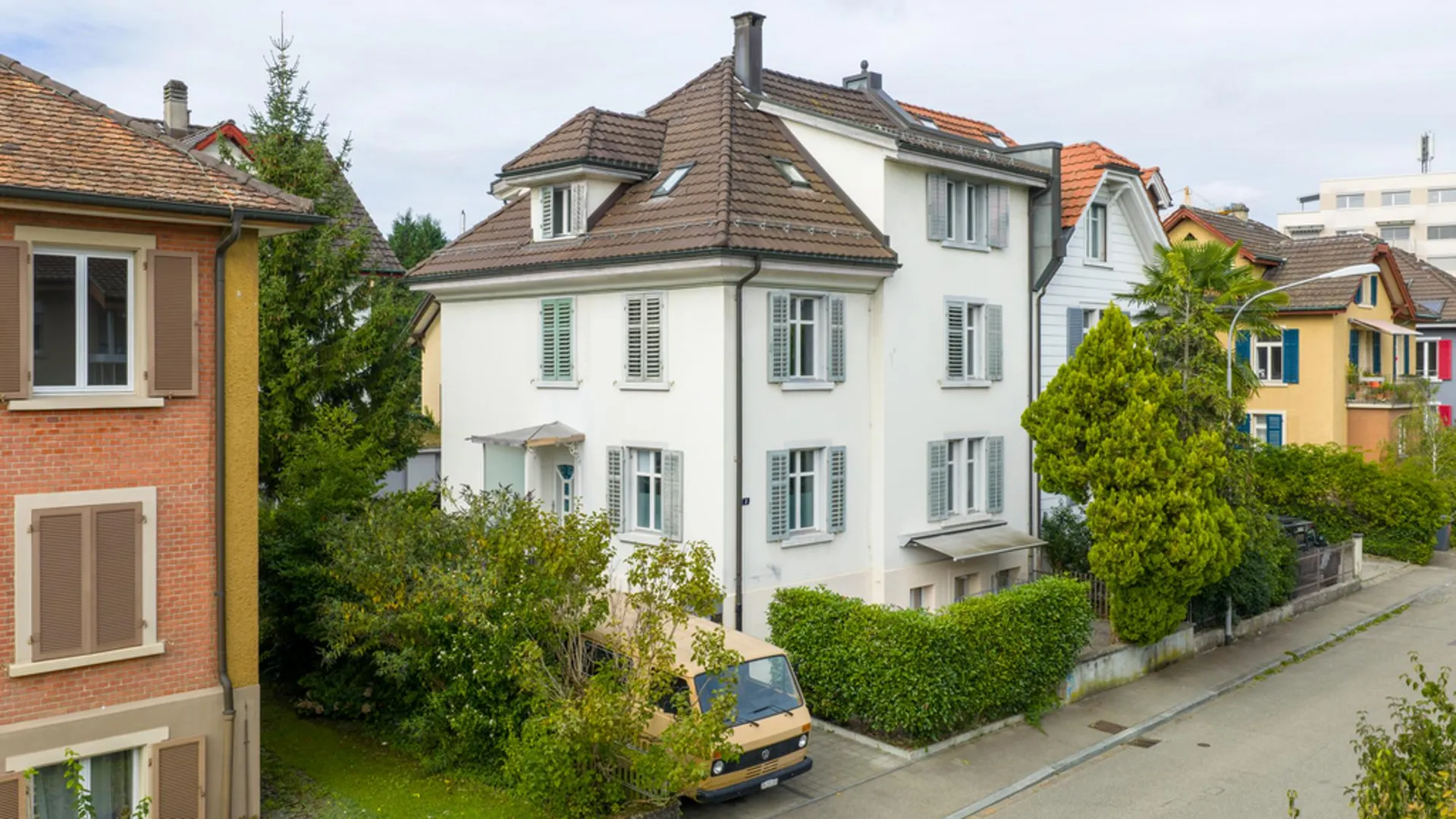 Lichtdurchflutete Dachwohnung in ruhiger Lage von Altstetten