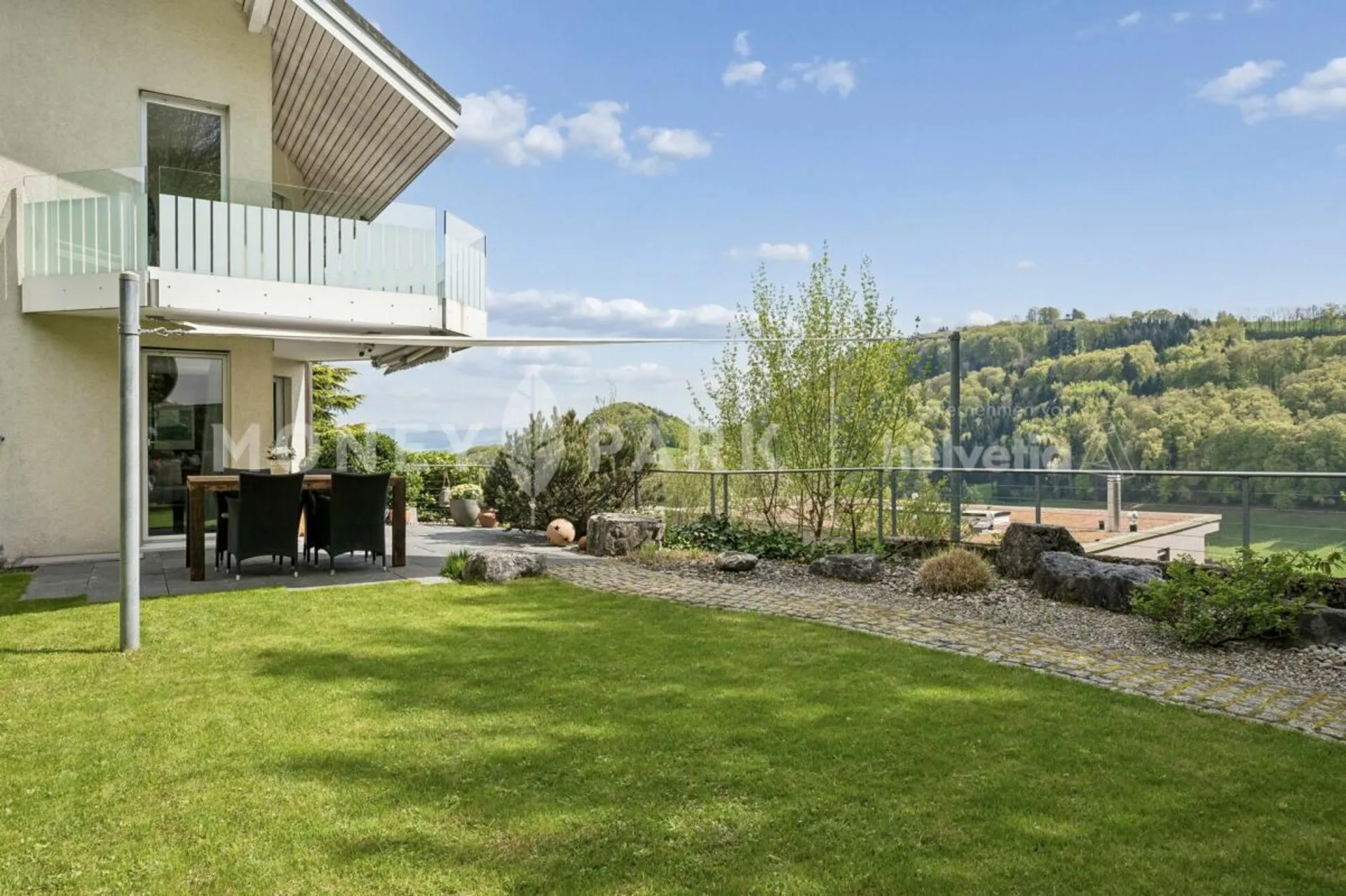 7.5-Zimmer-Doppeleinfamilienhaus mit Weitsicht und Privatsphäre
