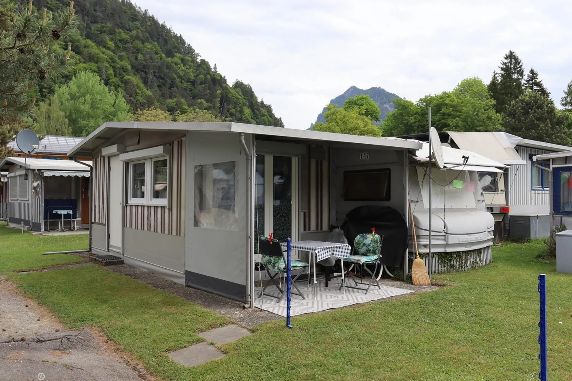 Charmantes 2.5-Zimmer-Campinghäuschen an bester Lage in Unterseen BE!
