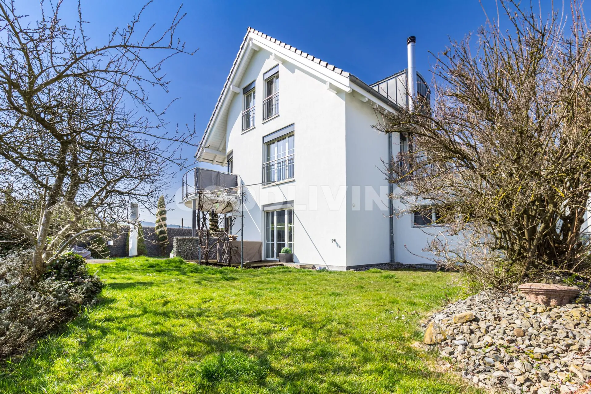 Privates Wohnen mit Weitblick und Garten in Buonas