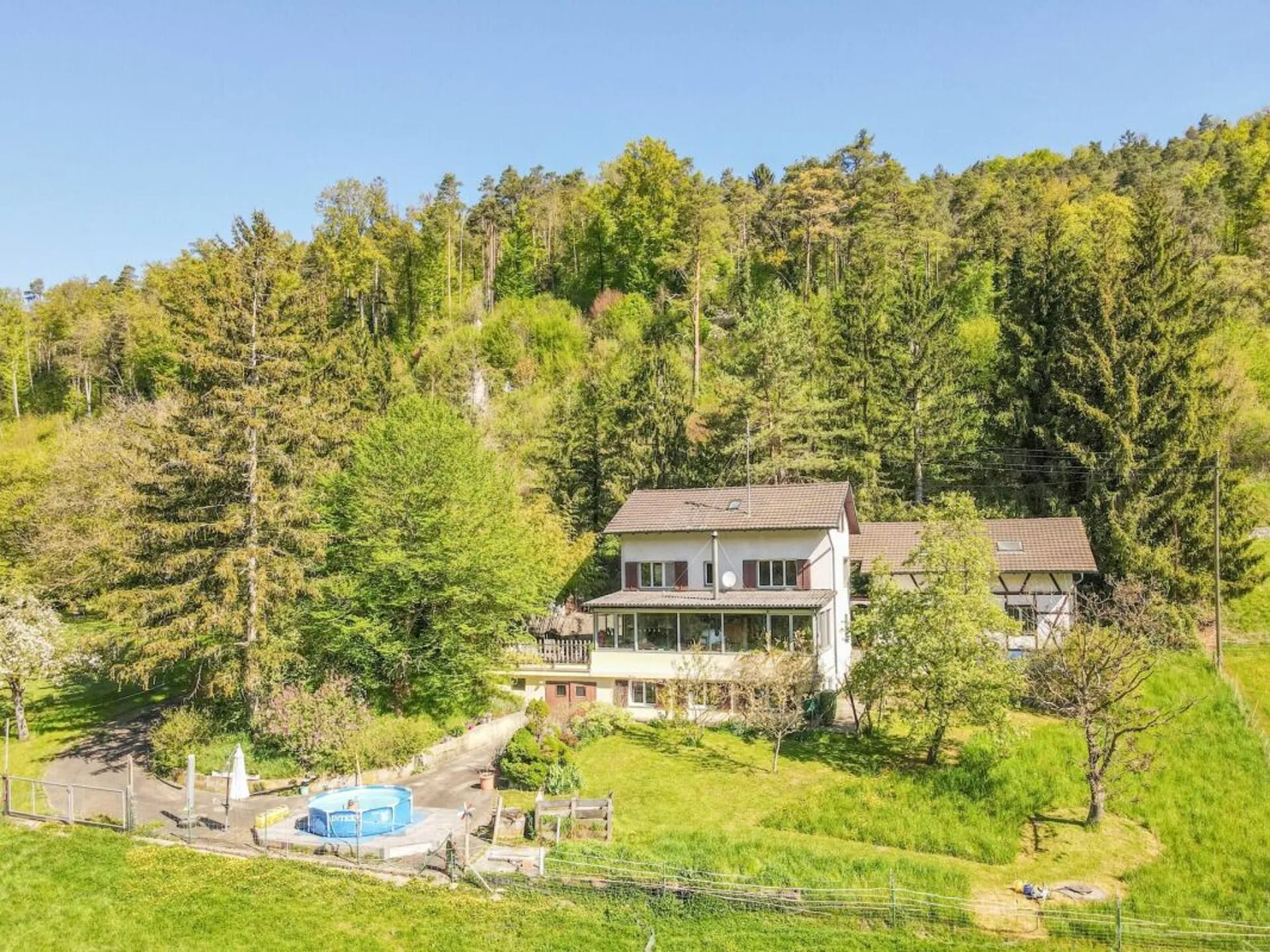 Der Traum vom eigenen Hof - gepflegtes 6.5 Z' EFH mit Stall, Weiher und viel Land