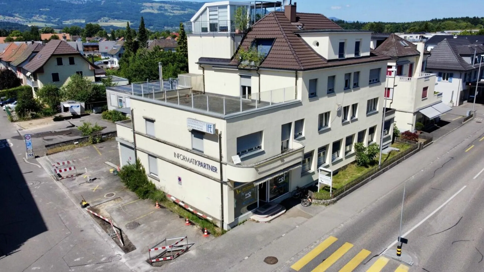 Mehrfamilienhaus mit Gewerbeanteil und PV-Anlage in der Kernzone