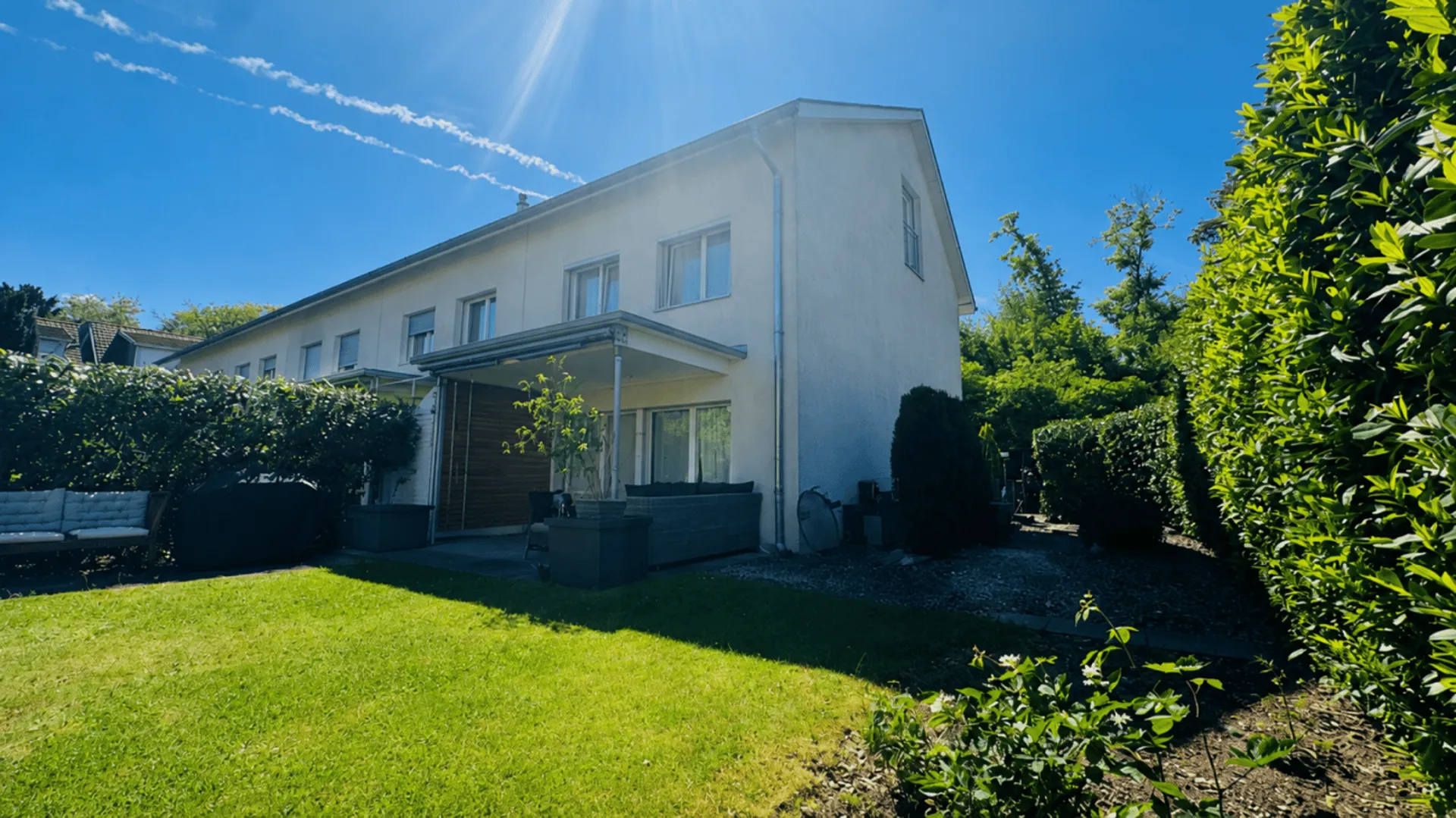 Eck-Einfamilienhaus im Baurecht mit Garten, Hobbyraum und Einstellhallenplatz