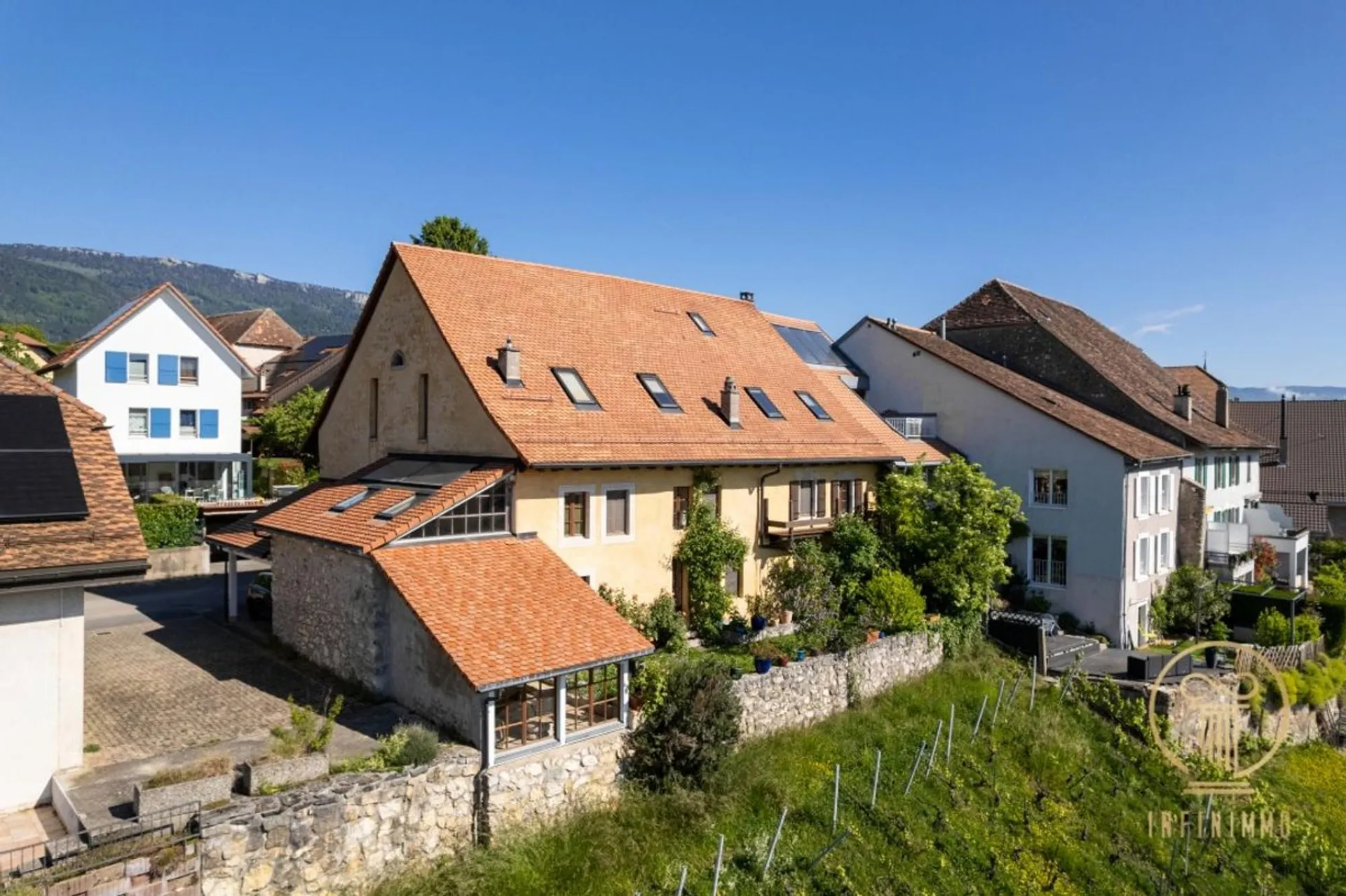 RANCES - belle ferme entièrement rénovée de 10 pièces avec parcelle jardin