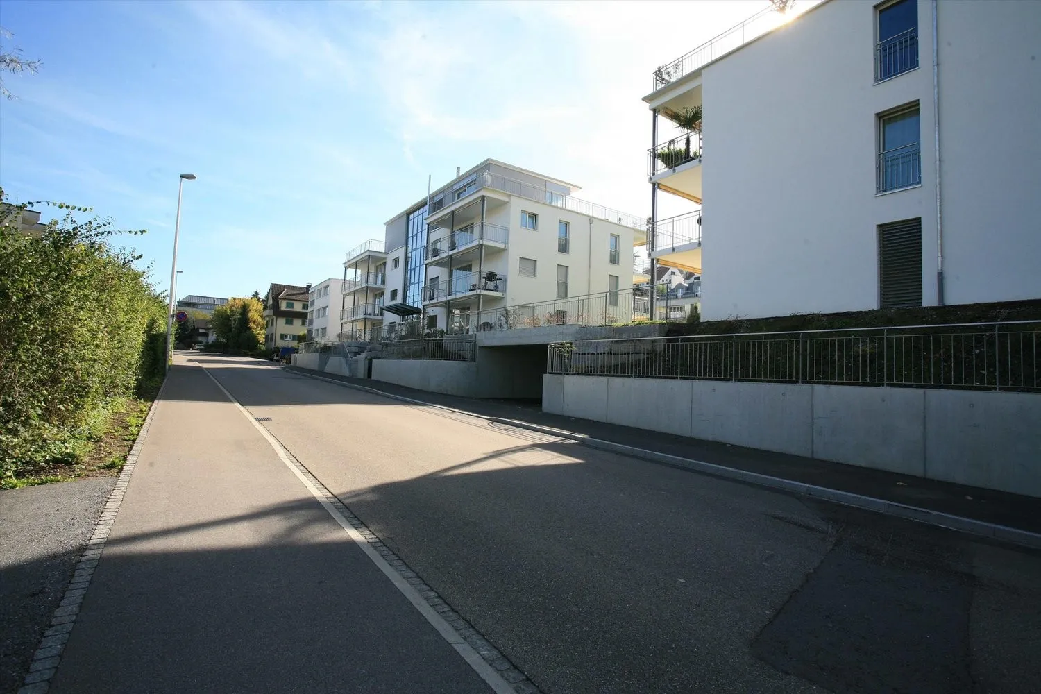 Einstellhallen- und Aussenparkplätze zu vermieten