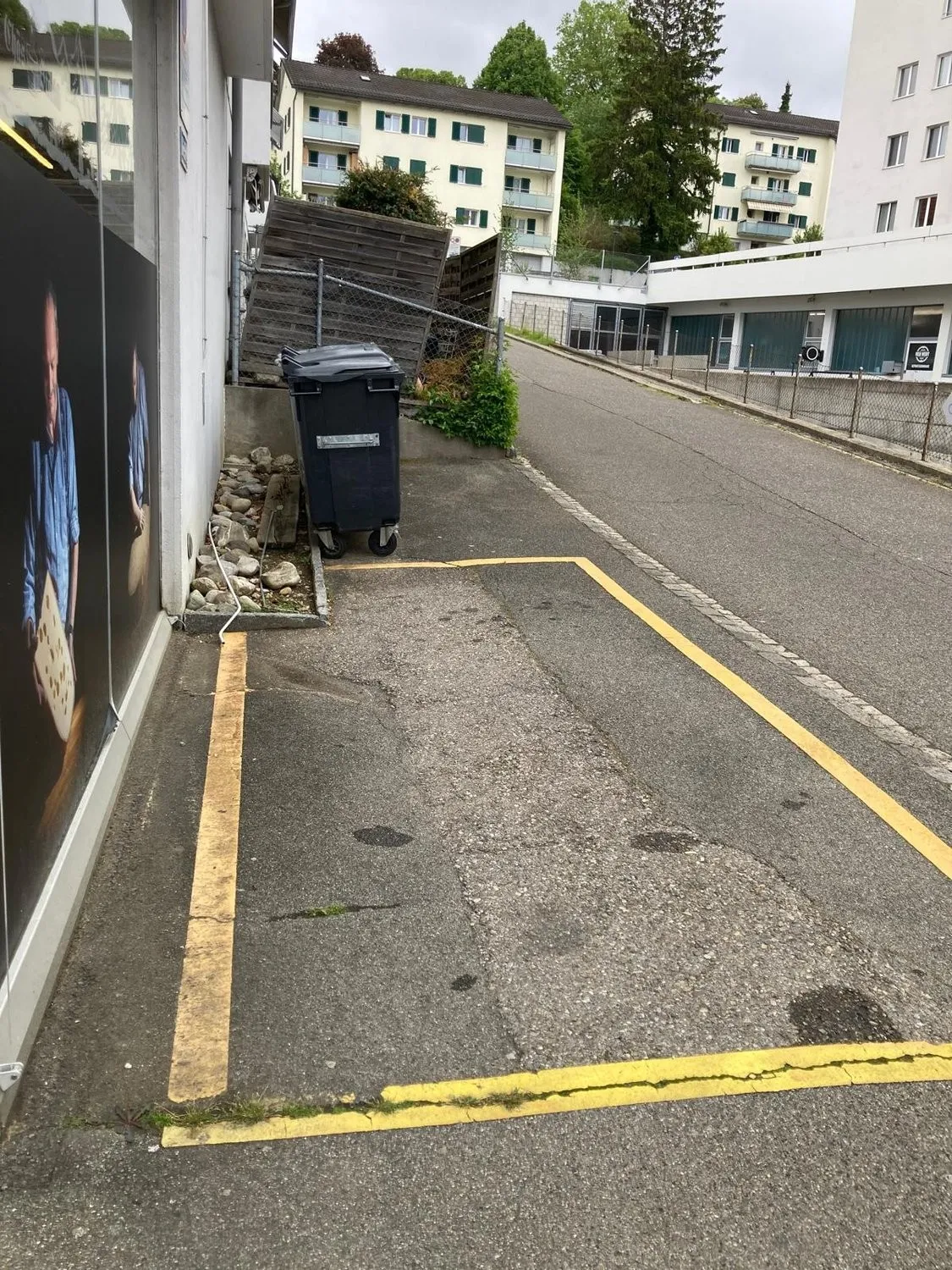 Aussenparkplatz für kleines Fahrzeug oder Motorrad zu vermieten
