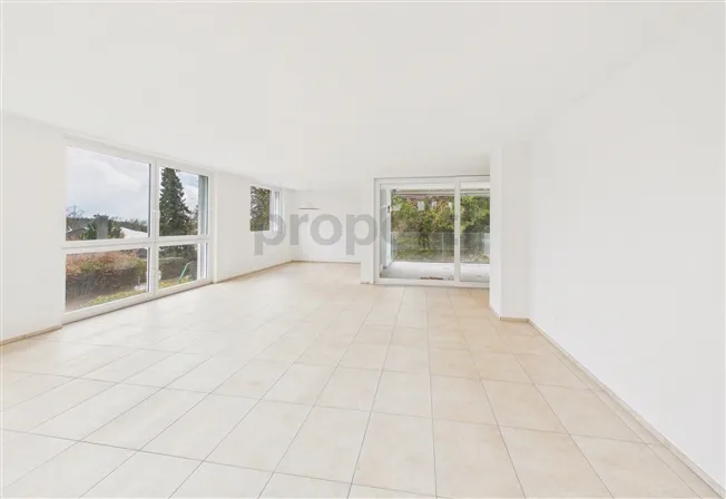Helle 4.5-Zimmer-Wohnung mit Balkon und Gartenanteil, Zumikon