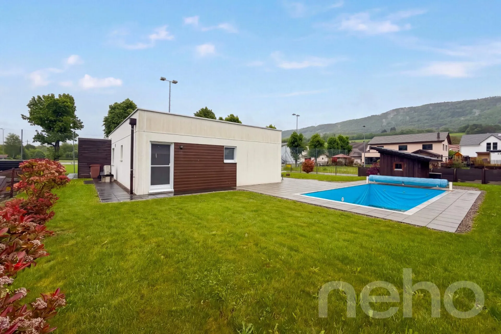 Bungalow mit Pool an ruhiger Lage im Jura