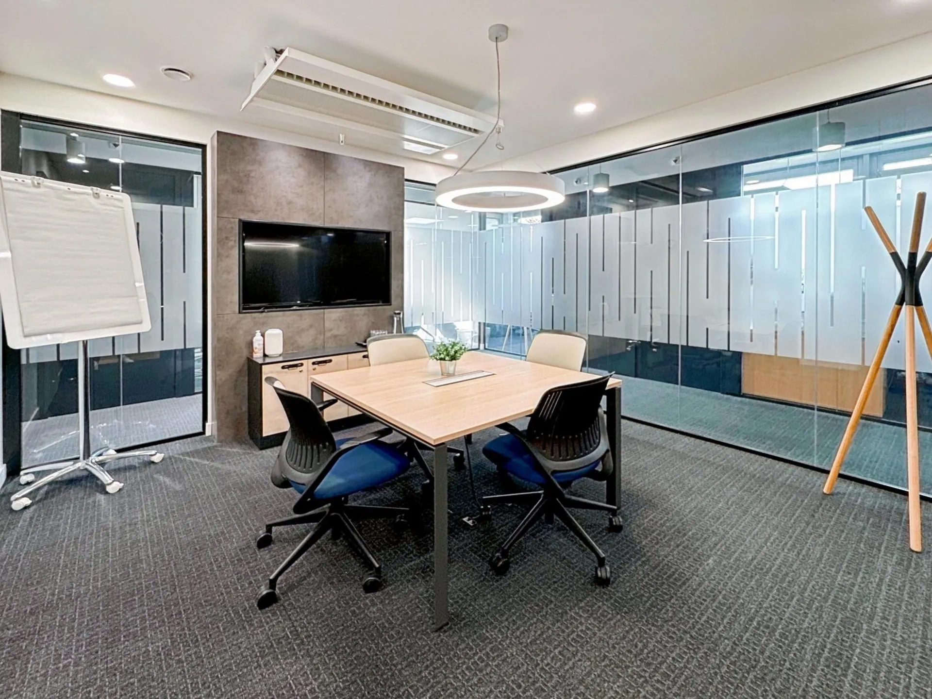 Trouvez un espace de bureau à Regus Meyrin, The Hive pour 4 personnes où tout est pris en charge