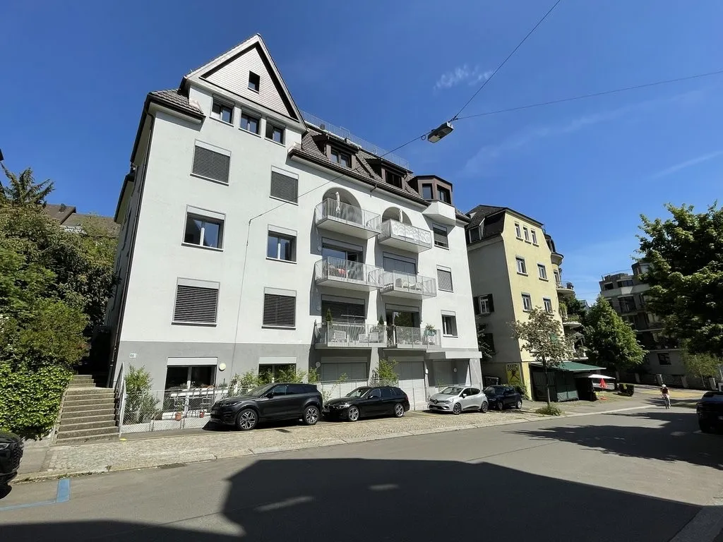 Aussenparkplatz mit E-Ladestation nahe Tramhaltestelle Ottikerstrasse