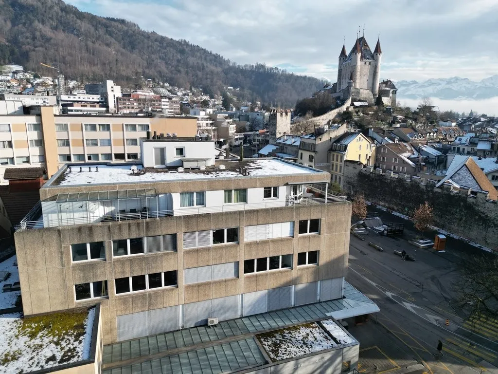 Top Lage in Thun: Helles Ladenlokal mit Blick auf das Schloss Thun