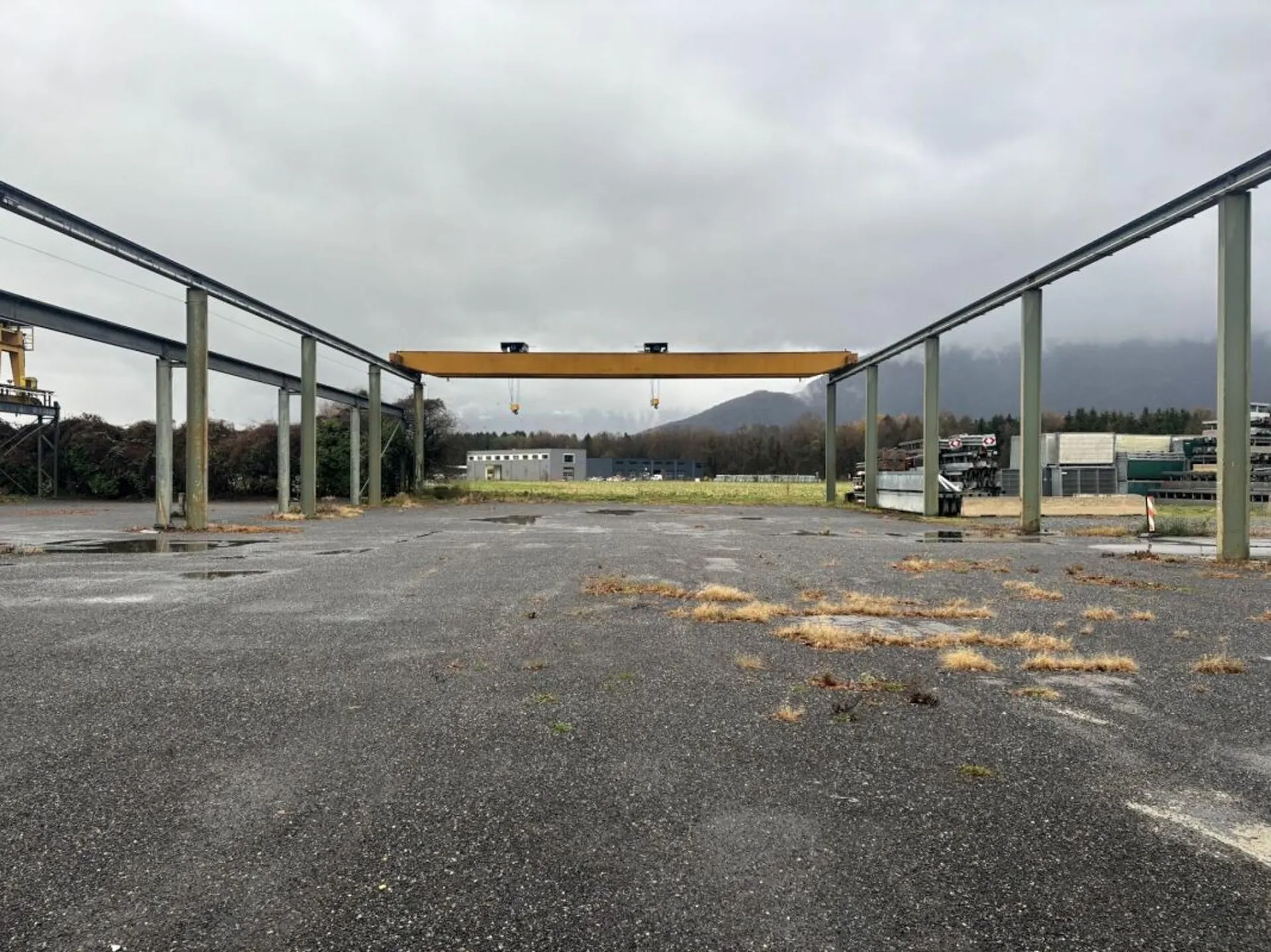 A louer: divers LOCAUX commerciaux, HALLS, TERRAINS nus et COUVERTS dans site industriel