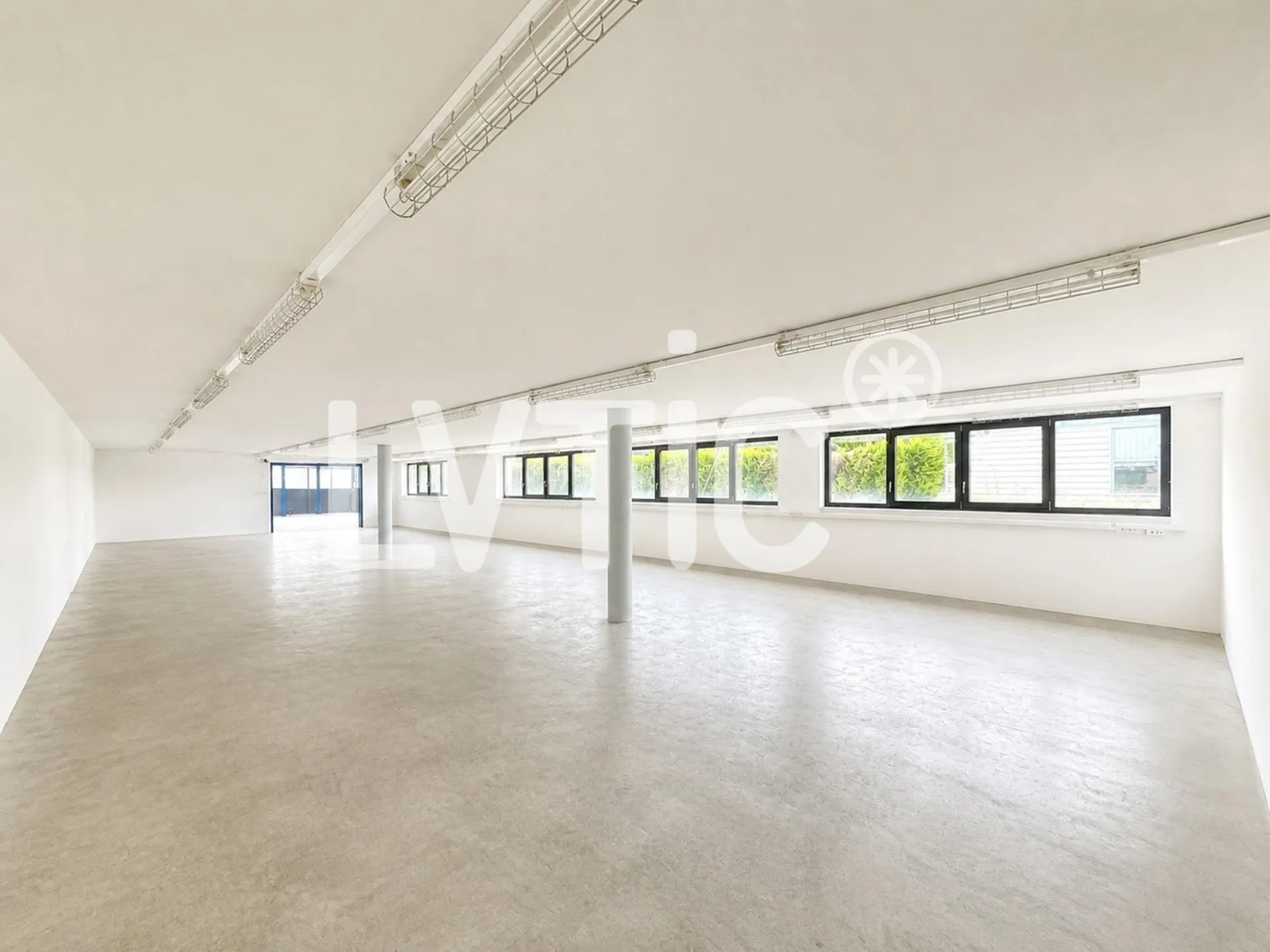 Ateliers, dépôts, bureau de 622 m2 à louer à Moudon