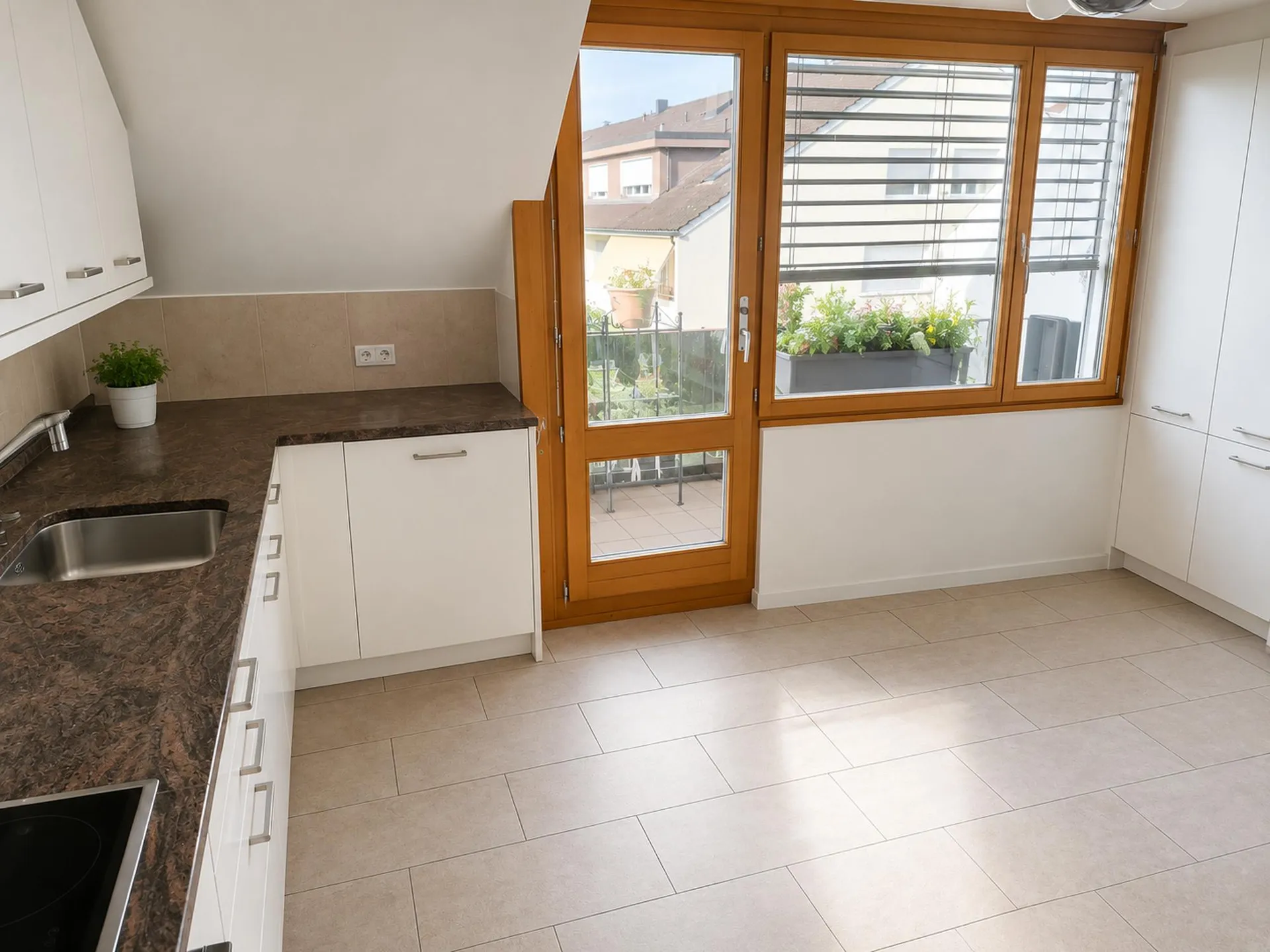 Grosszügige 4.5-Zimmerwohnung mit Balkon ins Grüne