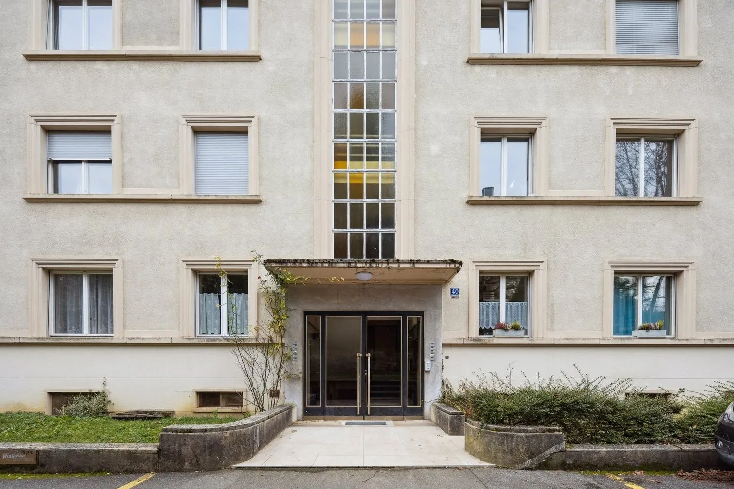 Place de parc extérieure à louer dans le quartier Mon Repos