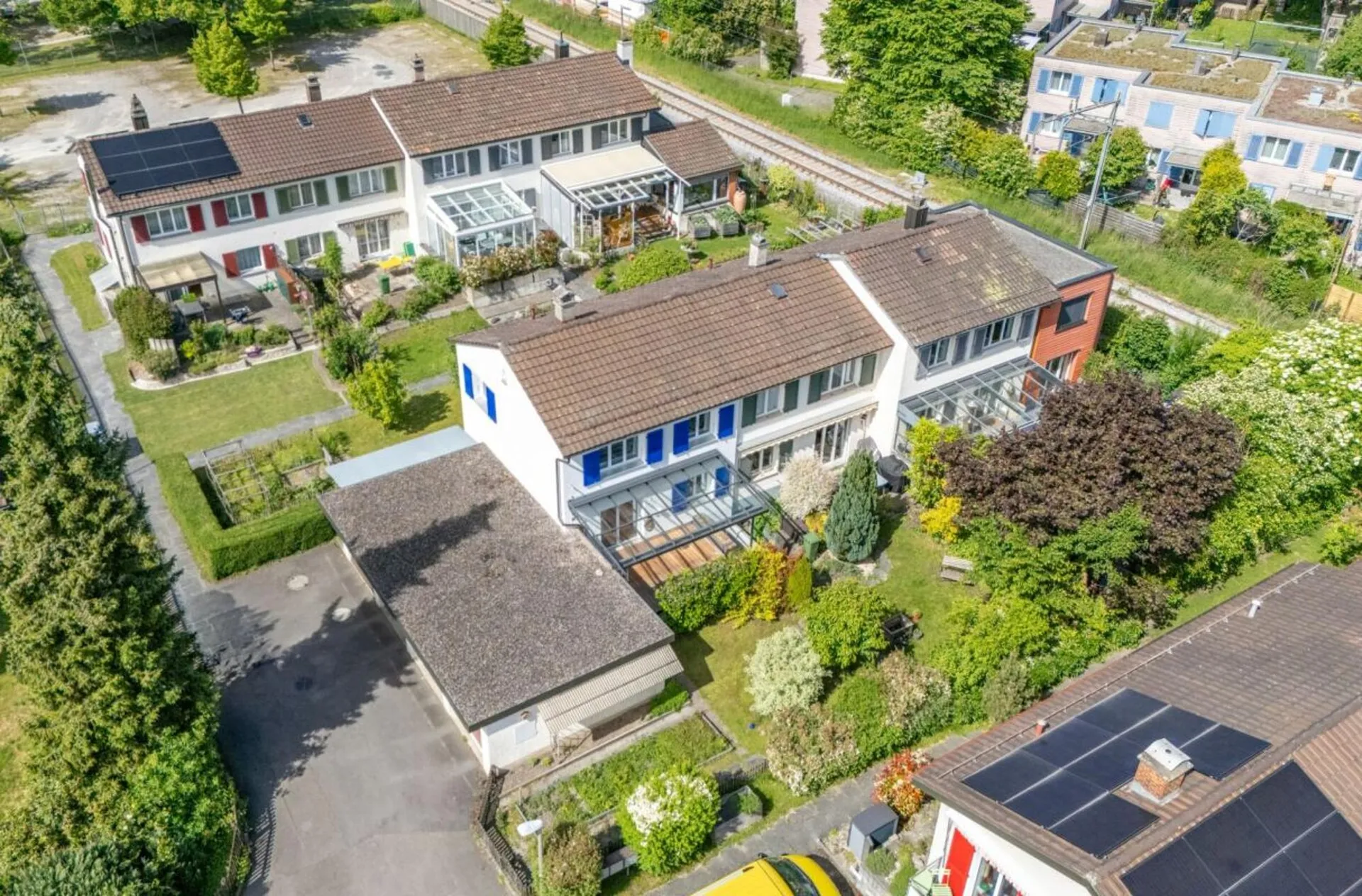 Charmantes 4.5 Zimmer Eck-Einfamilienhaus mit geschütztem Aussenbereich und Garagenbox
